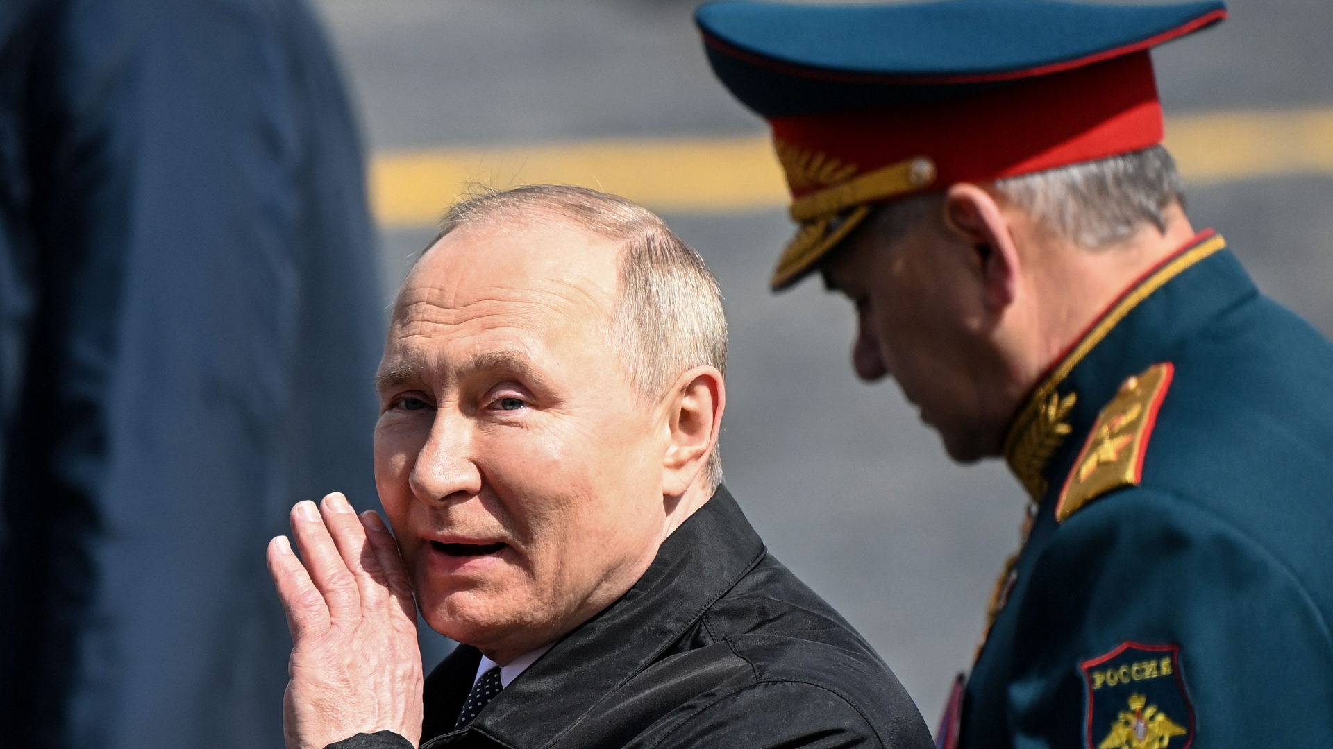 Putin und Shoigu verlassen die Gedenkverstaltung am 9. Mai 2022 auf dem Roten Platz in Moskau (Russland) | AFP