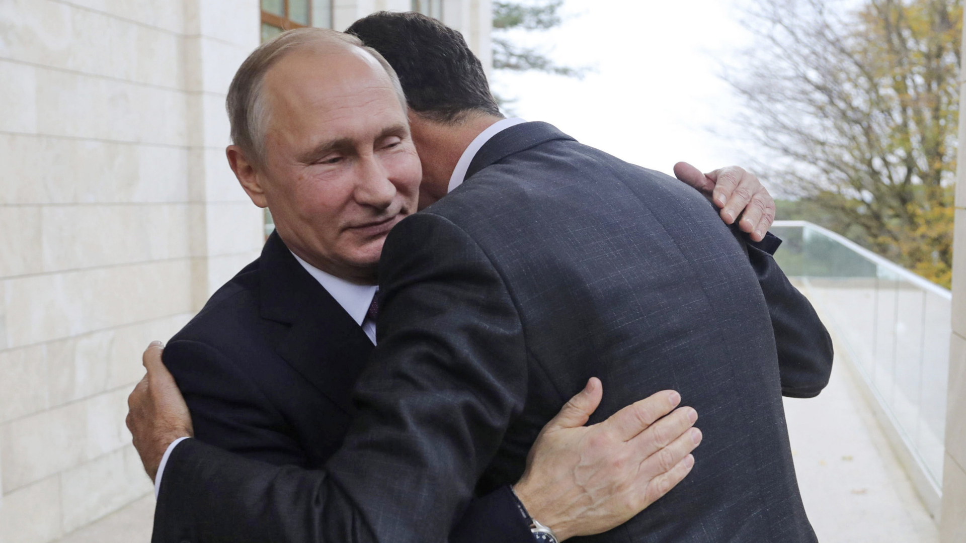 Syriens Machthaber Assad umarmt Russlands Präsidenten Putin | AP