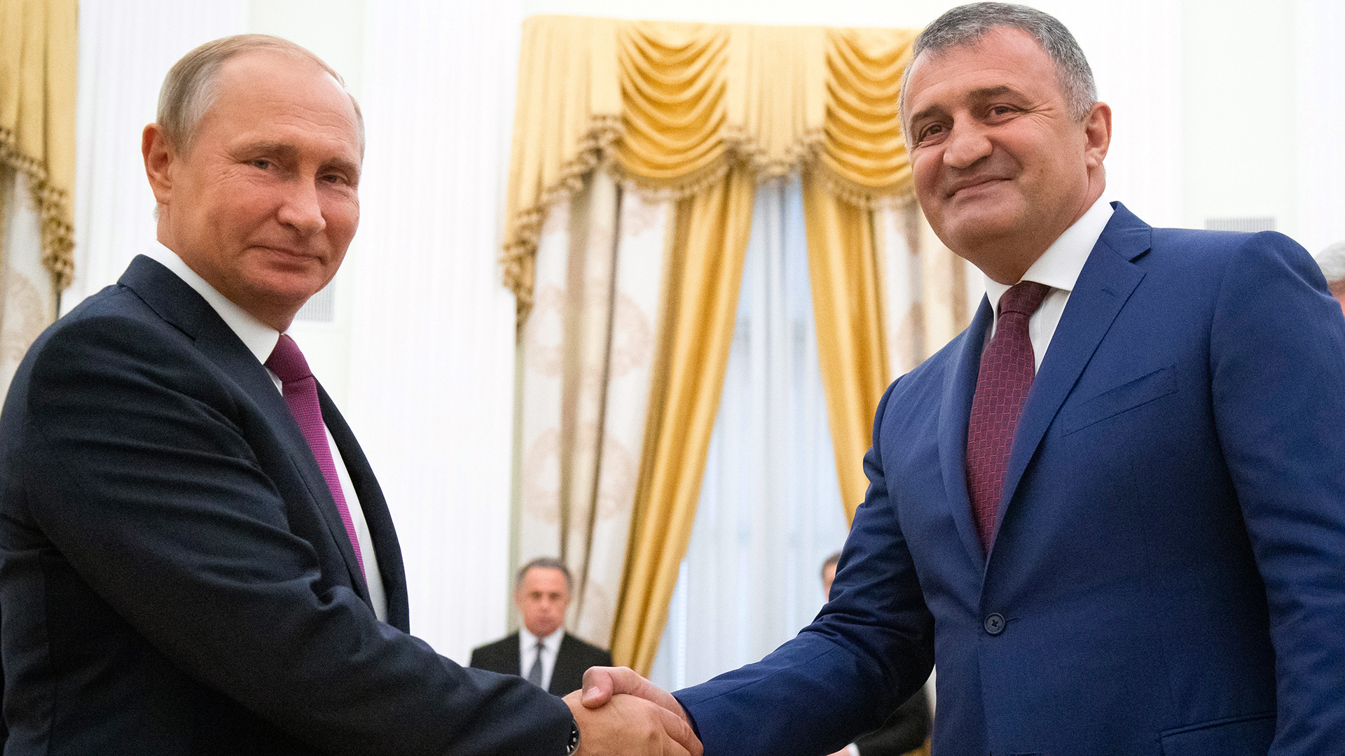Anatoli Bibilow (r) und Wladimir Putin (l)  geben sich die Hand. | picture alliance/dpa