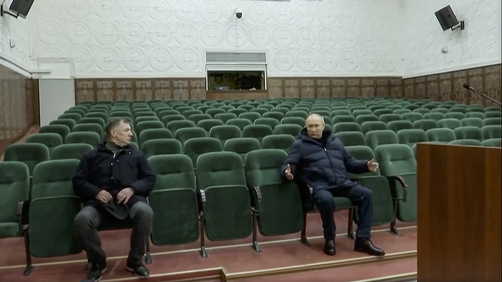 Marat Chusnullin und Wladimir Putin im Screenshot eines Regierungsfilms, der in einem Saal in Mariupol aufgenommen worden sein soll | dpa
