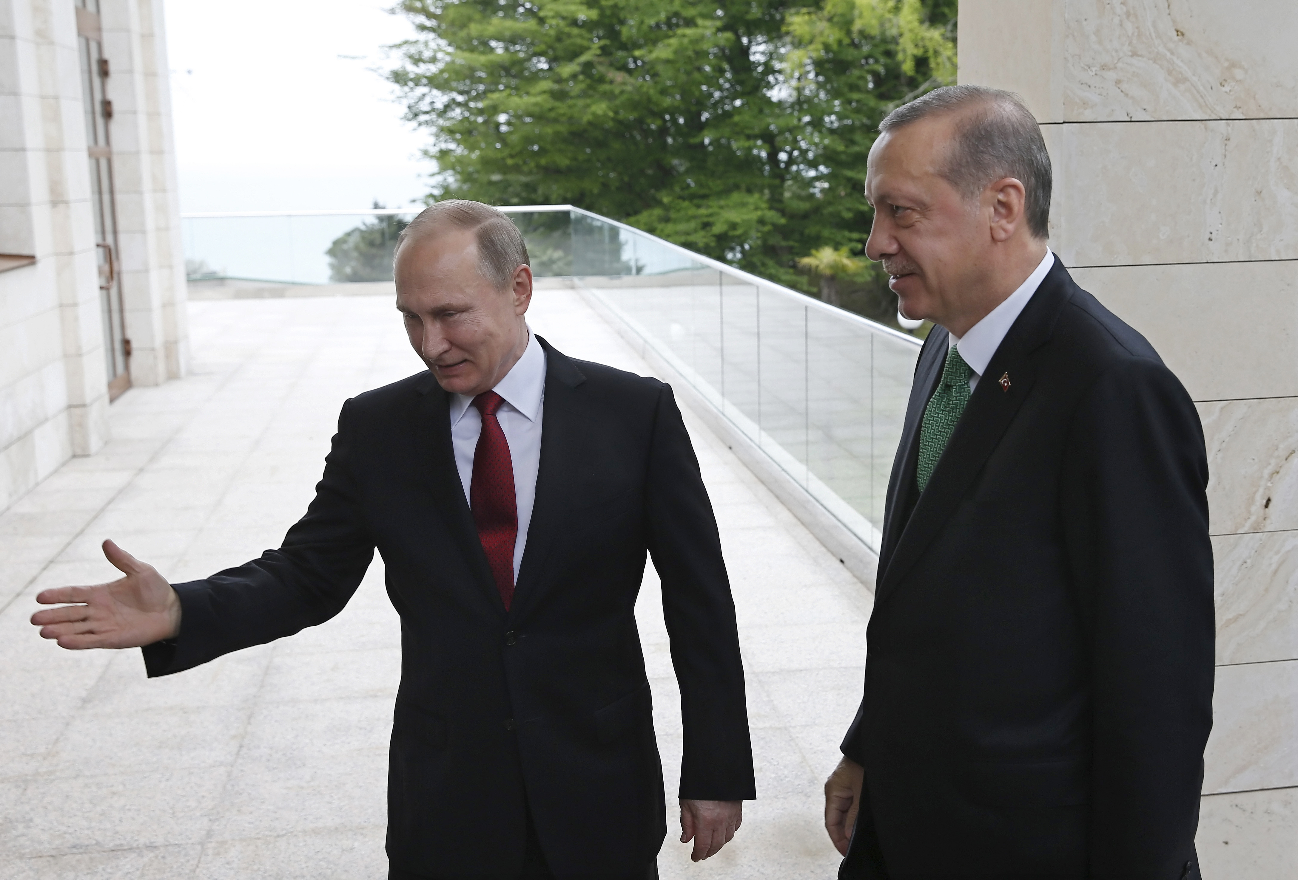 Putin empfängt Erdogan im Jahr 2017 in Sotschi (Russland) zu Gesprächen über den Syrienkonflikt. | picture alliance / Yuri Kochetkov/POOL European Pressphoto Agency/AP/dpa