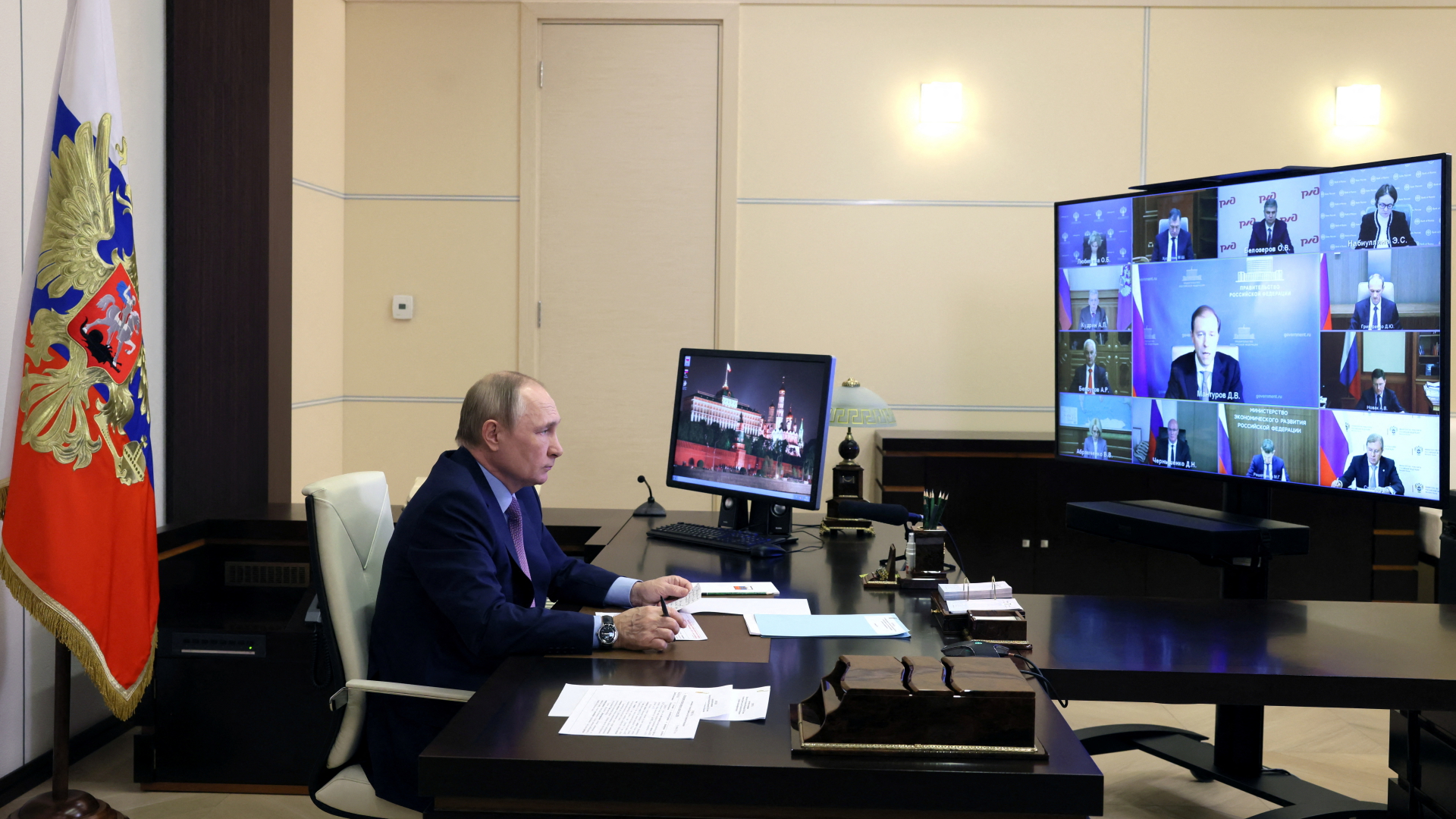 Russlands Präsident Putin bei einer Videoschalte mit seinem Kabinett | via REUTERS