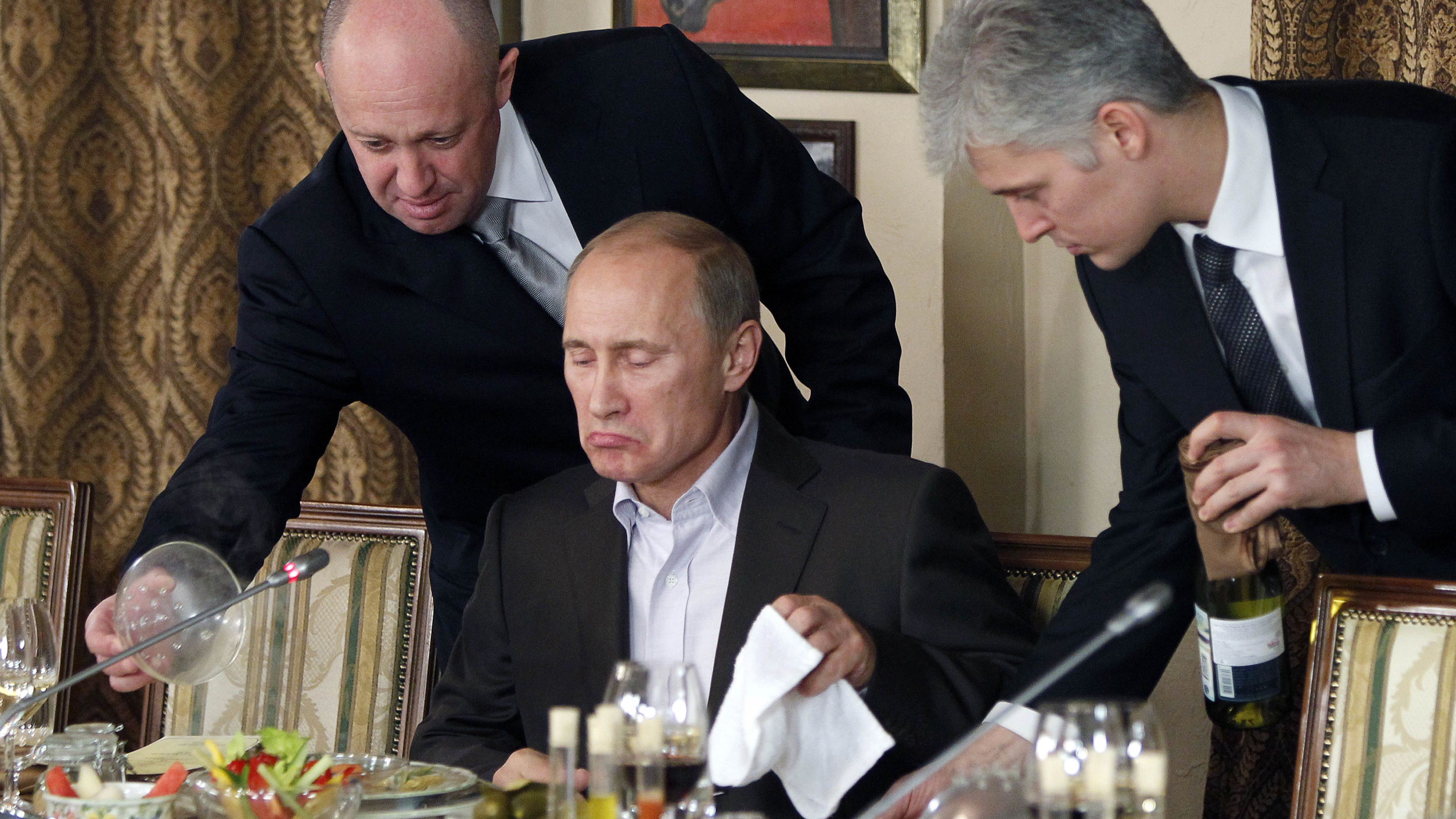Im Jahr 2011 serviert der Unternehmer und Restaurantbesitzer Jewgeni Prigoschin dem damaligen Ministerpräsidenten Putin in seinem Restaurant bei Moskau das Essen. (Archivbild)