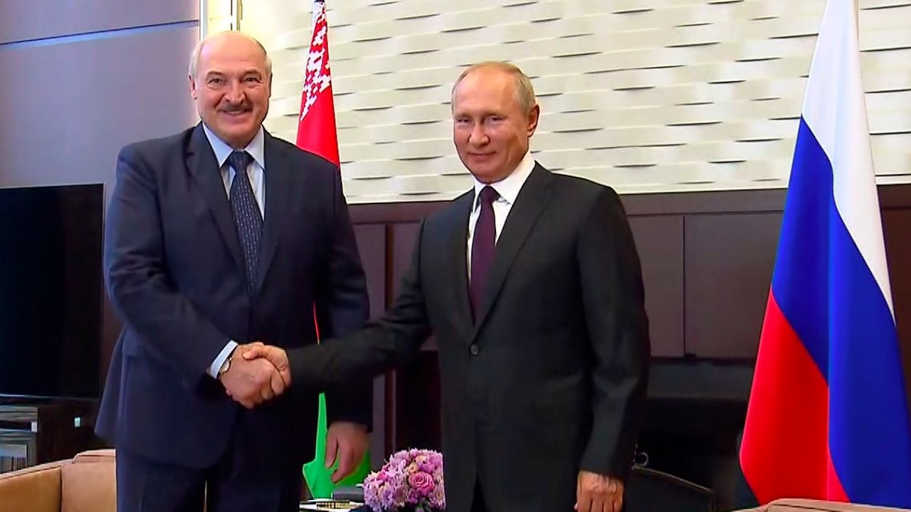 Belarus' Machthaber Alexander Lukaschenko und sein russischer Amtskollege Wladimir Putin. | KREMLIN HANDOUT/EPA-EFE/Shutters