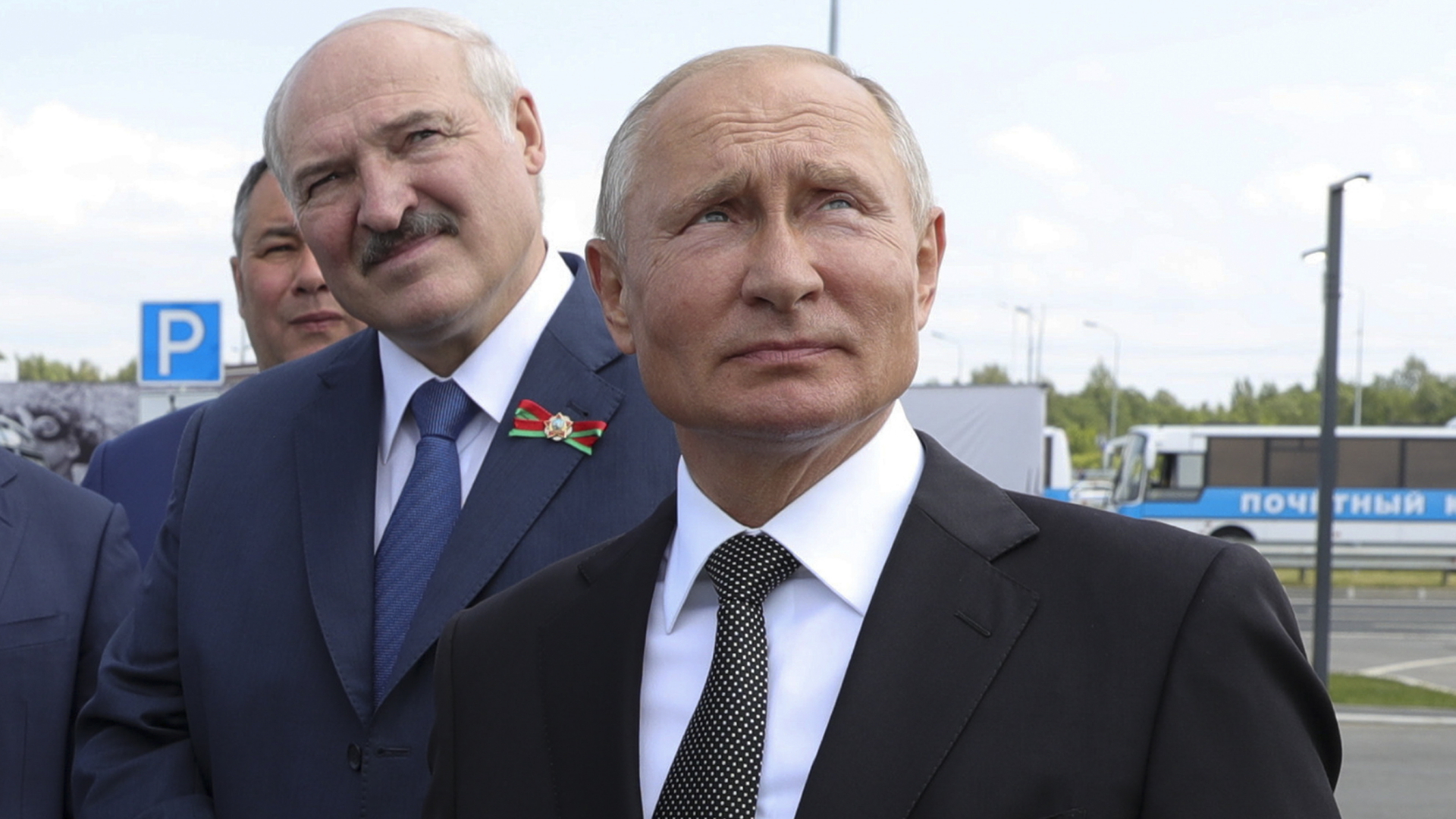 Wladimir Putin (r), Präsident von Russland, und Alexander Lukaschenko, Präsident von Belarus, nehmen im Juni 2020 an der Zeremonie zur Einweihung eines Weltkriegsdenkmals in Rschew teil | dpa