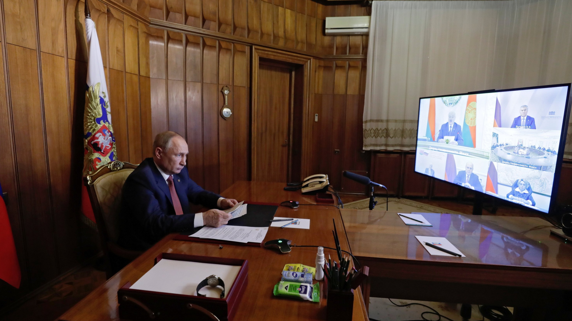 Russlands Präsident Wladimir Putin nimmt an einer Videositzung des Unionsstaats mit Belarus teil. Auf dem Bildschirm ist unter anderen Alexander Lukaschenko zu sehen. | AP