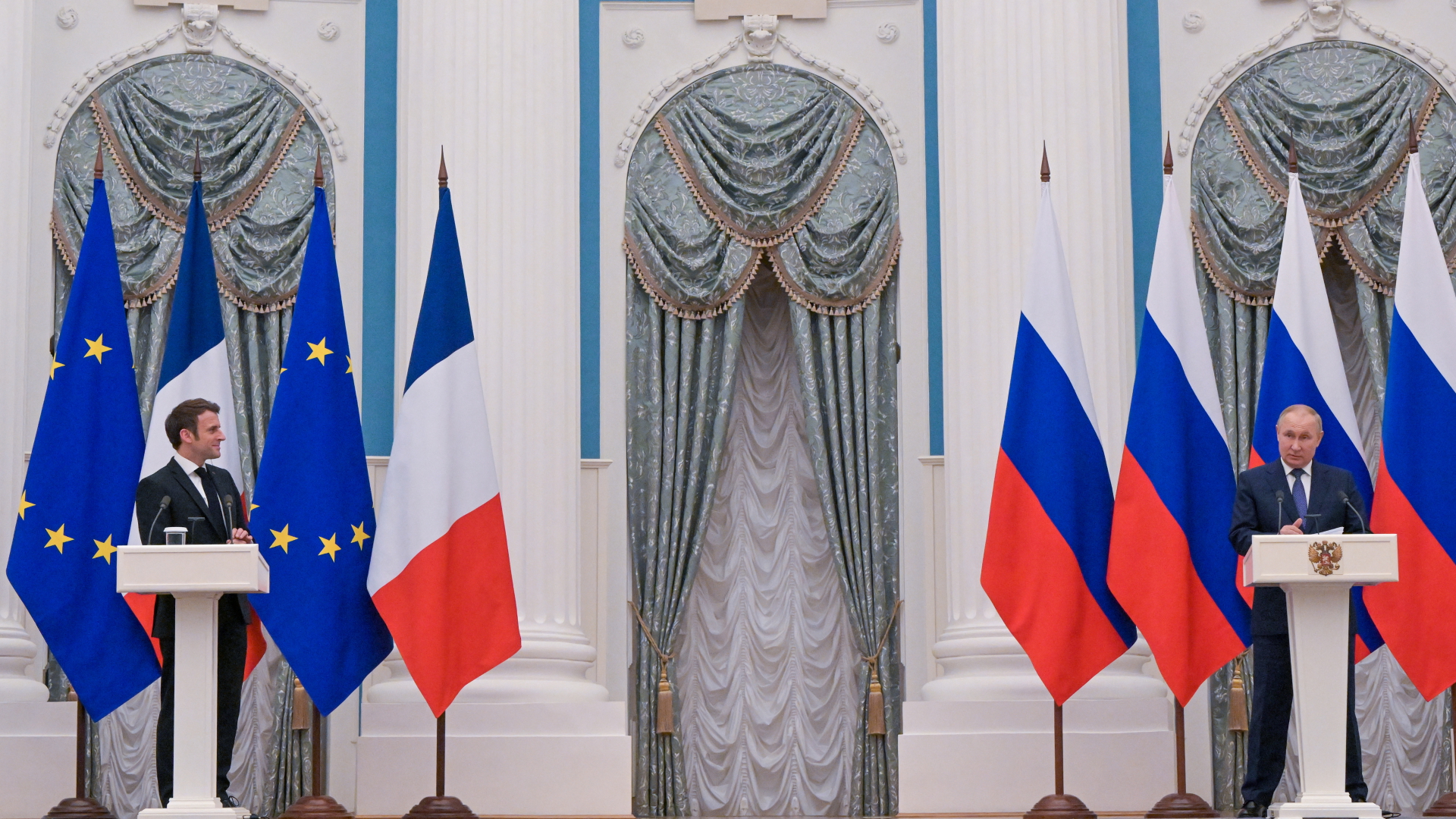 Der russische Präsident Putin und sein französischer Amtskollege Macron bei einer gemeinsamen Pressekonferenz. | EPA