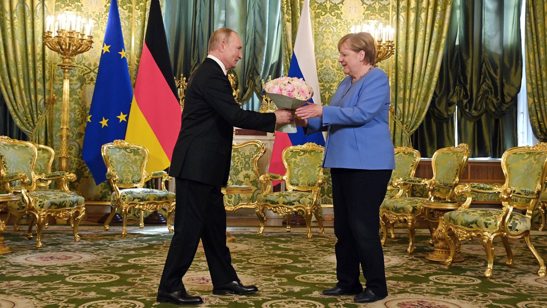 Russlands Präsident Putin begrüßt Kanzlerin Merkel im Kreml im August 2021 mit einem herrlichen Strauß Blumen. | dpa