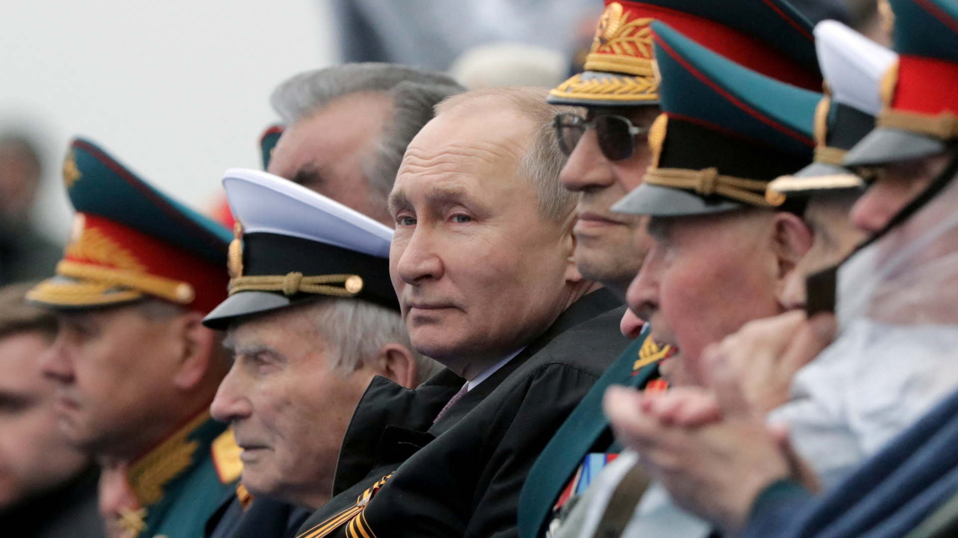 Wladimir Putin steht inmitten von Soldaten und Veteranen bei einer Militärparade im Mai 2021 in Moskau zur Erinnerung an den Sieg der Sowjetunion und der Alliierten über Nazi-Deutschland. | via REUTERS