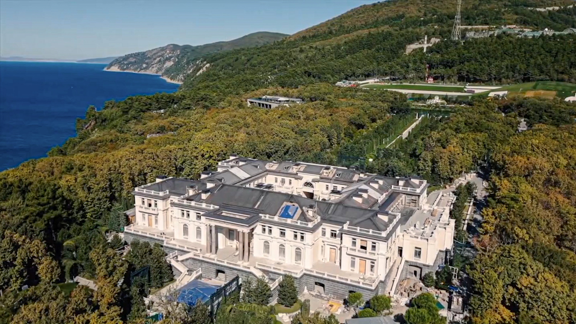 Ein Blick auf die Residenz am Schwarzen Meer, die laut dem Enthüllungsvideo von Alexej Nawalnys Antikorruptionsfonds Wladimir Putin gehören soll. | AP