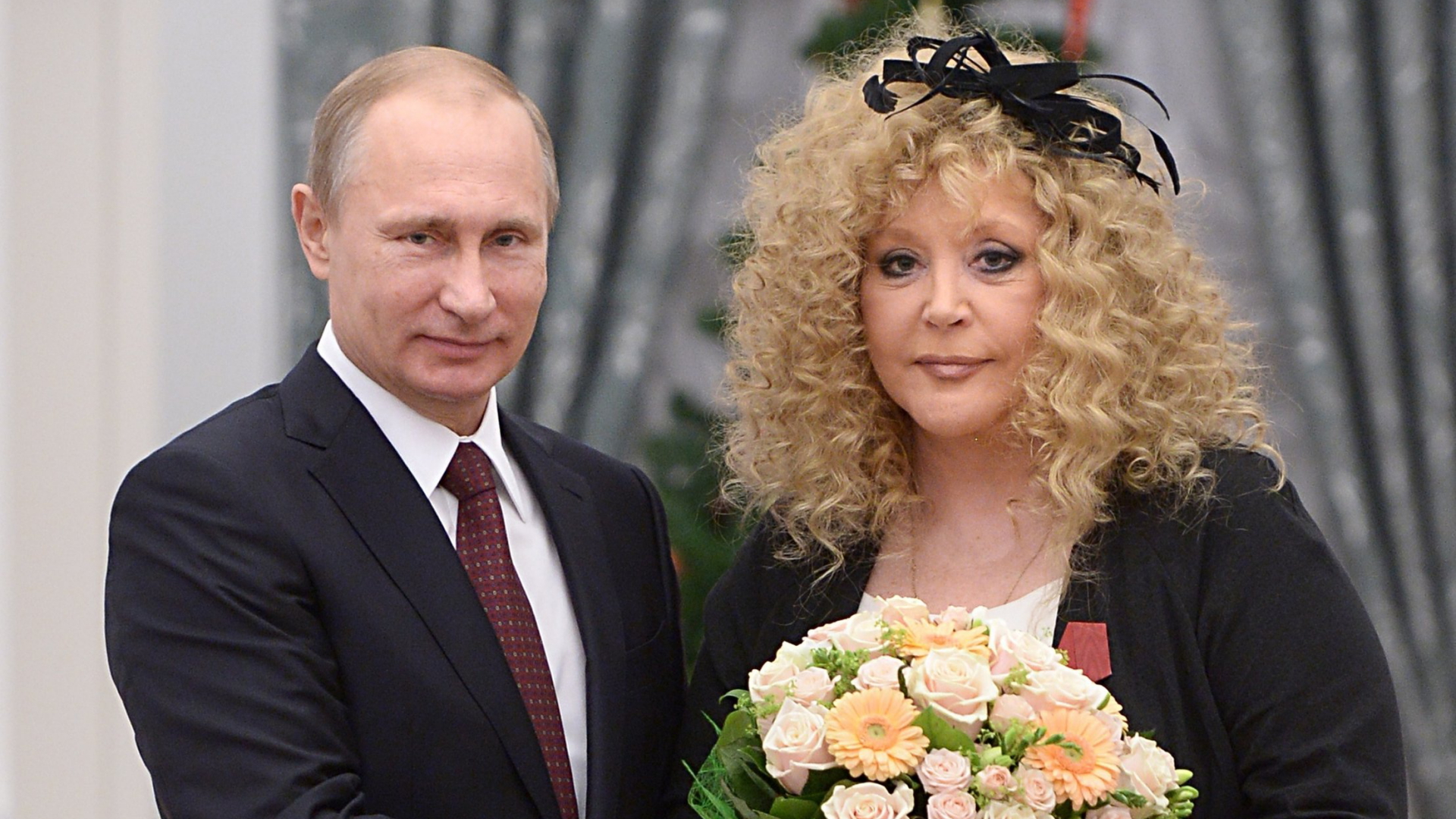 Wladimir Putin und Alla Pugatschowa (Archivbild von 2014). | AP