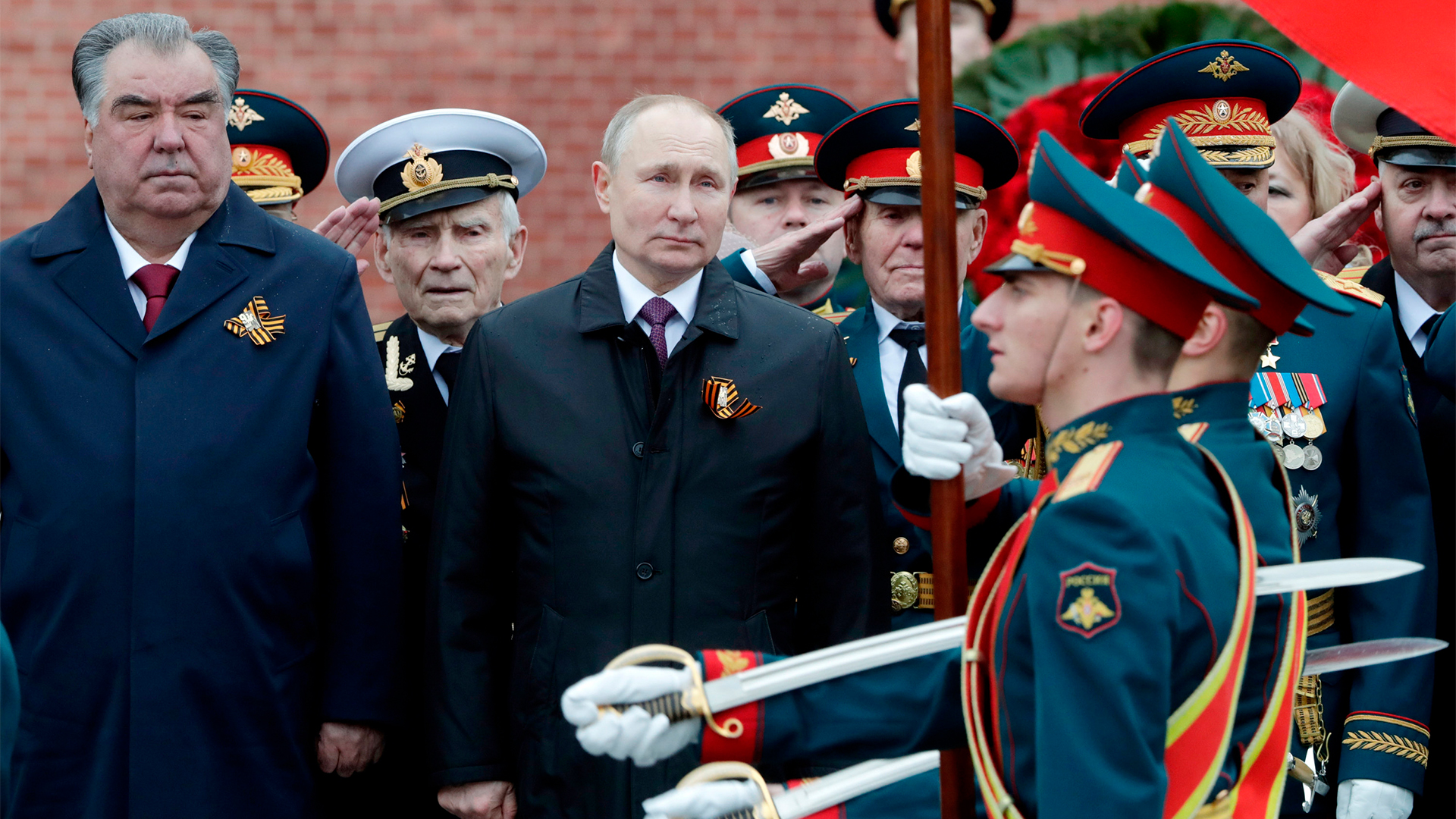 Wladimir Putin und Emomali Rachmon nehmen an einer Militärparade in Moskau teil. | AP