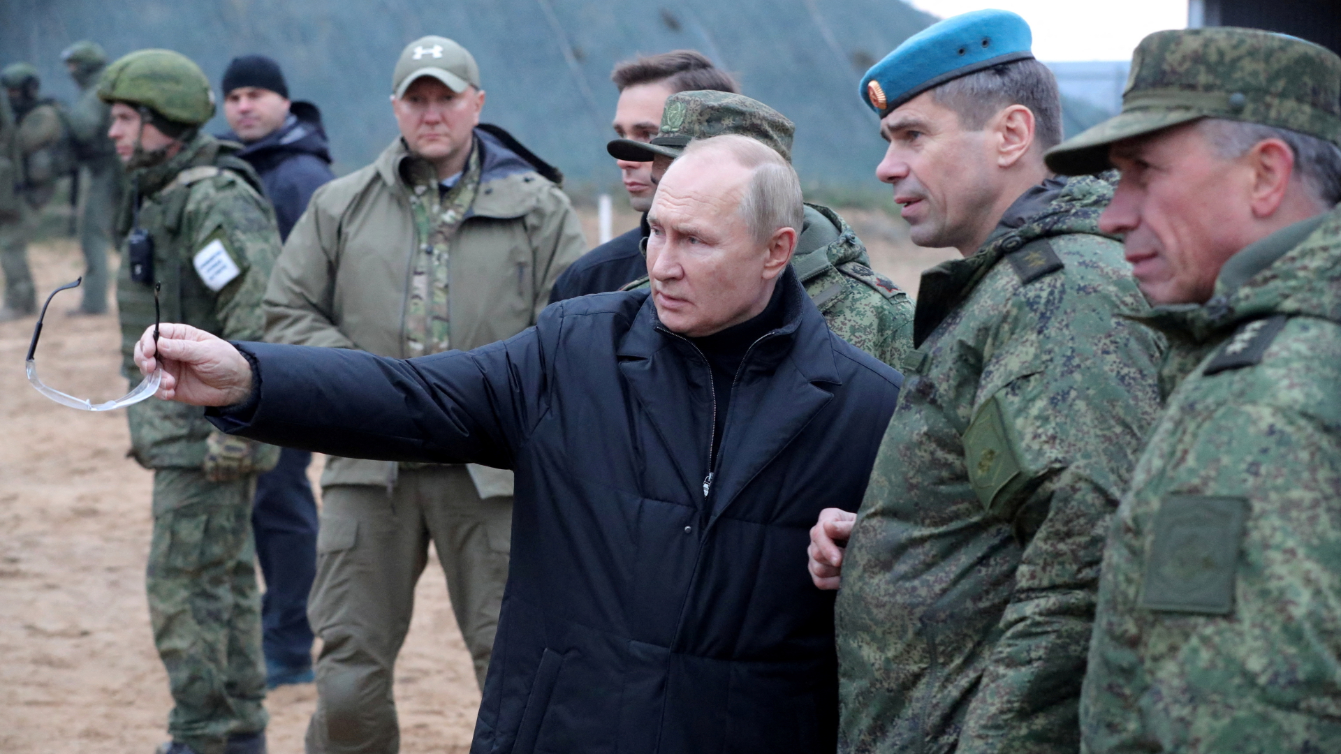 Wladimir Putin spricht auf einem Übungsplatz mit Soldaten (Archivbild). | via REUTERS