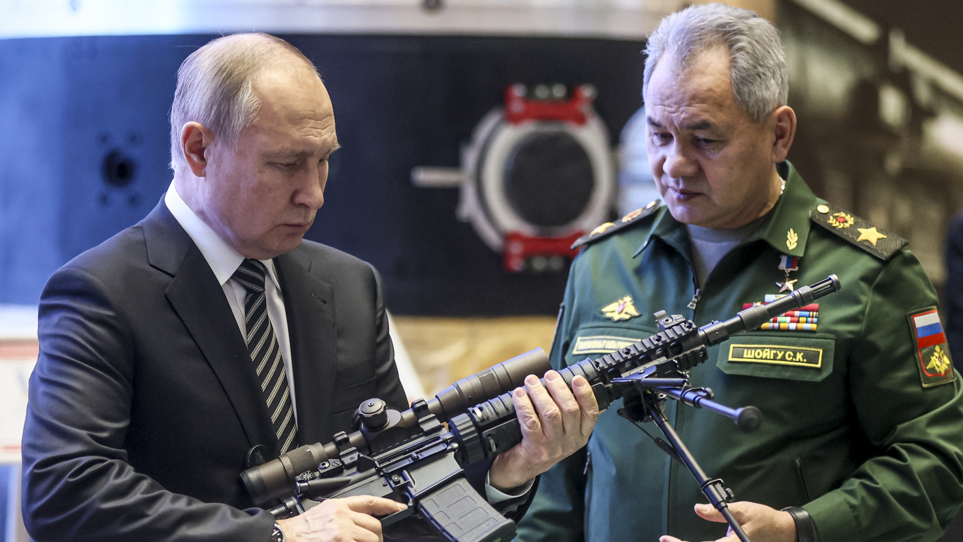 Präsident Putin und Verteidigungsminister Schoigu besuchen im Februar 2022 eine Militärausstellung in Moskau (Russland), wobei Putin ein Gewehr in die Hand nimmt. | dpa