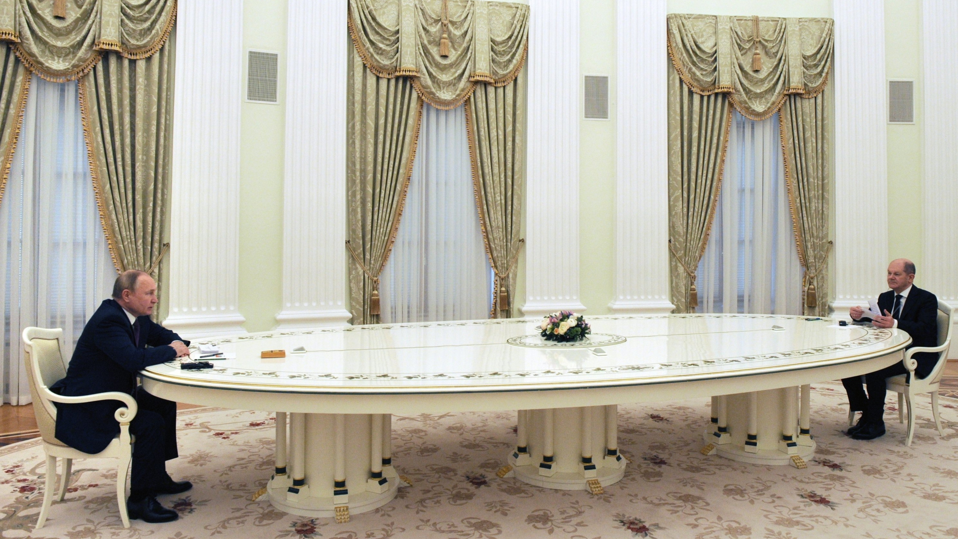 Wladimir Putin und Olaf Scholz am langen Tisch. | AP