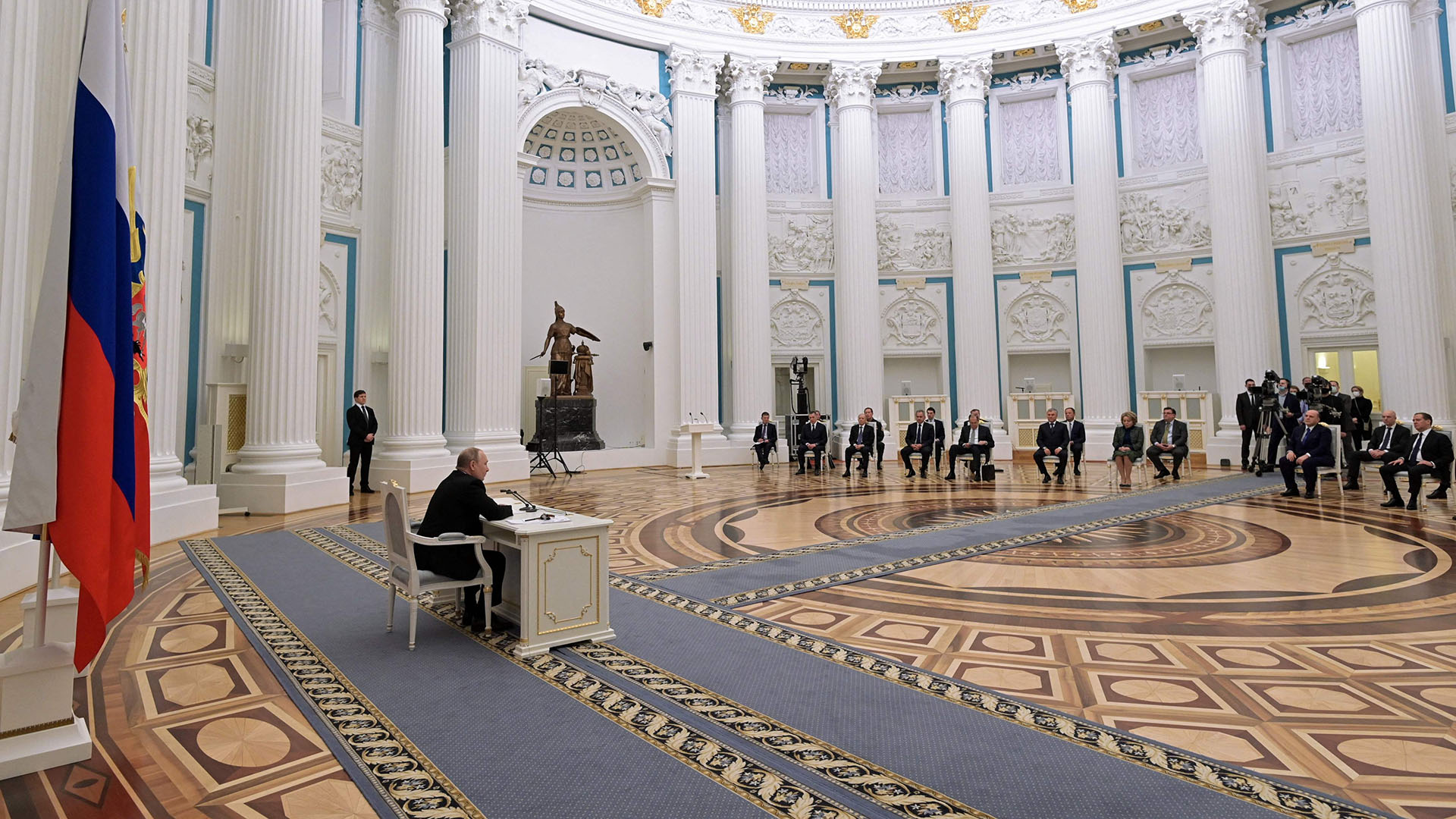 Wladimir Putin leitet eine Sitzung mit Mitgliedern des Sicherheitsrates in Moskau. | Bildquelle: AFP