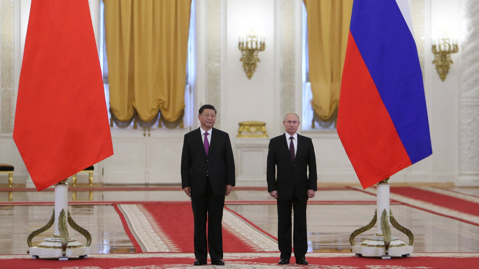 Die Präsidenten Putin und Xi vor Landesflaggen im Moskauer Kreml | REUTERS