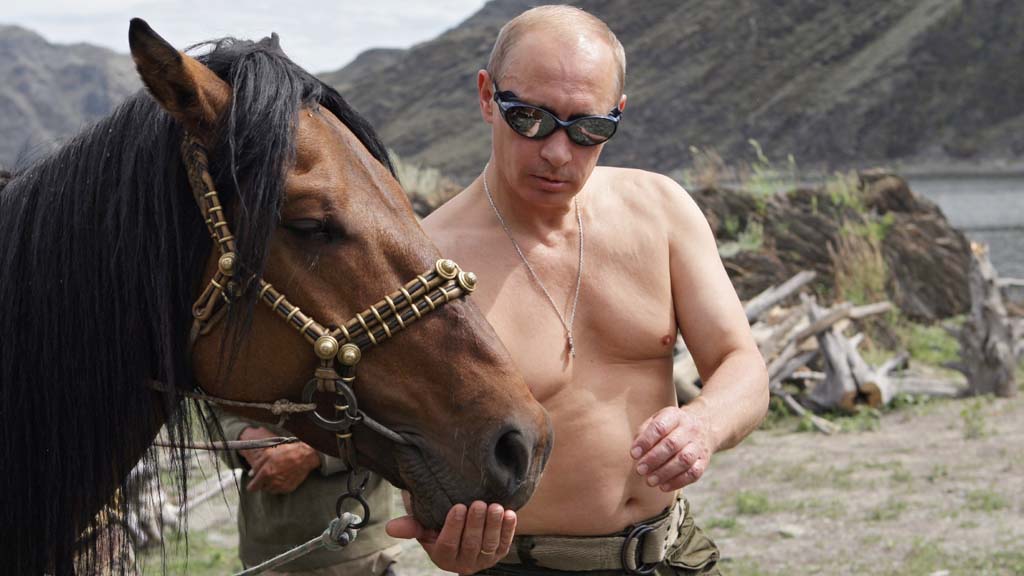 Putin füttert sein Pferd im Urlaub | picture-alliance/ dpa
