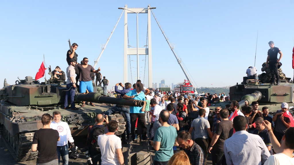 Polizisten und Zivilisten umringen zwei Panzer auf einer Bosporus-Brücke, die von den Putschisten aufgegeben wurden. | null