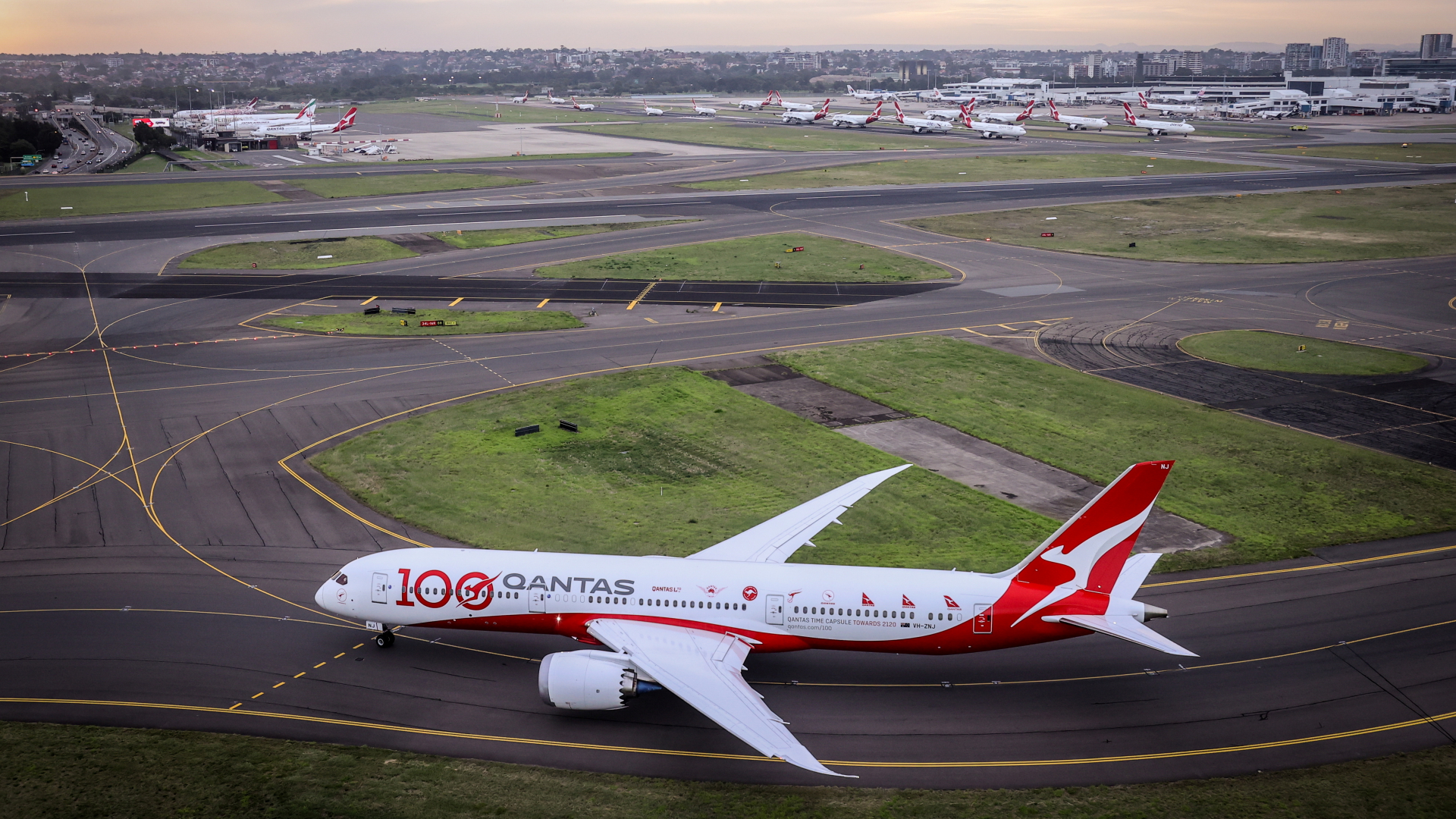 Qantas-Maschine rollt auf dem Vorfeld des Aiports in Sydney | via REUTERS