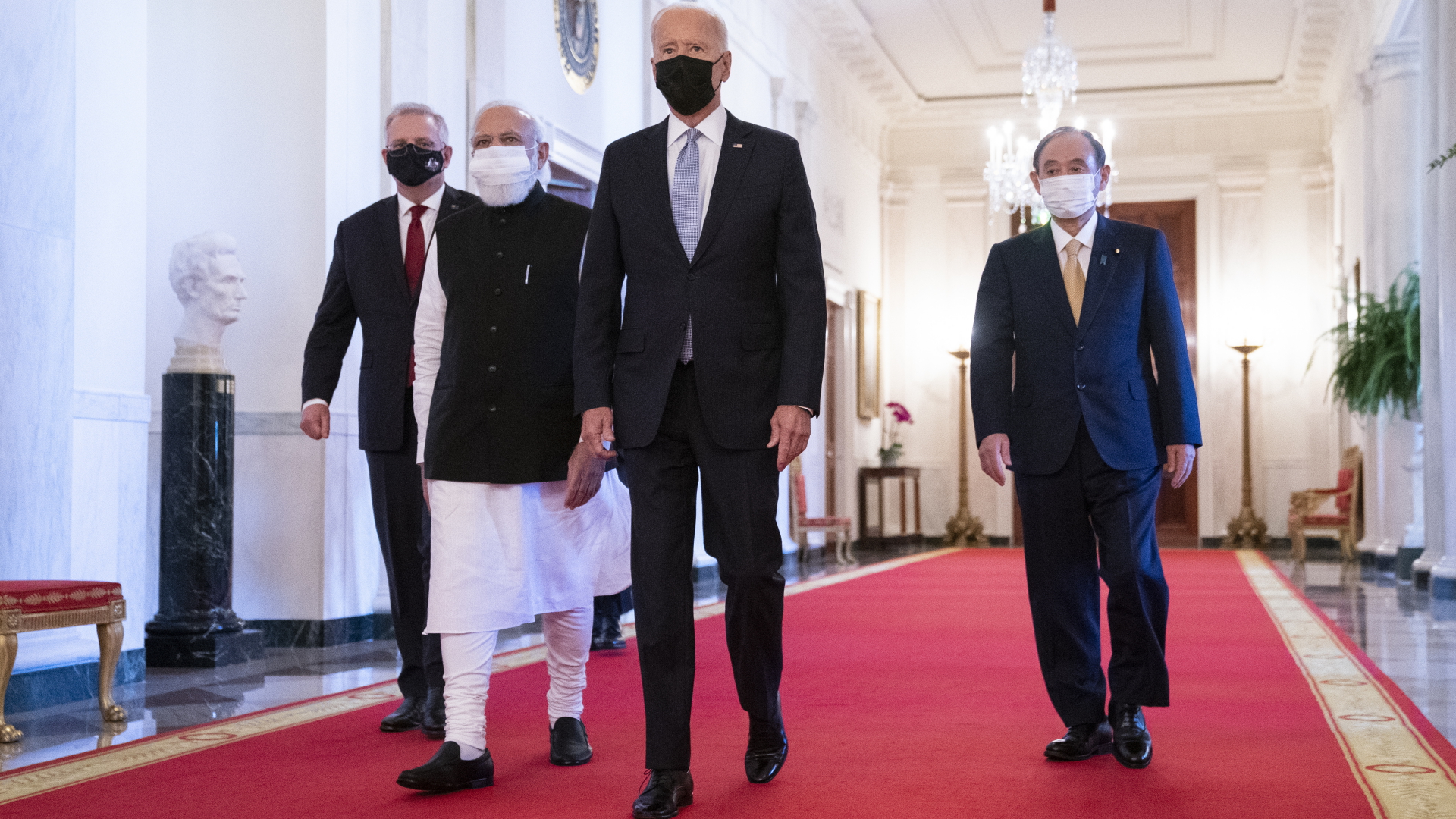 Joe Biden (2.v.r.), Präsident der USA, geht zum Quad-Gipfel mit Scott Morrison (l), Premierminister von Australien, Narendra Modi (2.v.l.), Premierminister von Indien, Yoshihide Suga (r), Ministerpräsident von Japan, im East Room des Weißen Hauses. | dpa