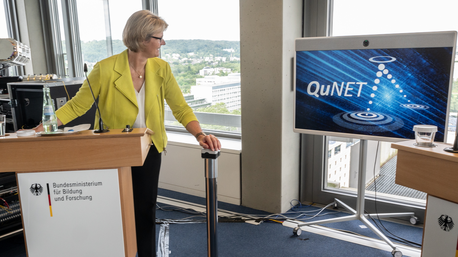 Bundesforschungsministerin Karliczek startet eine quantenverschlüsselte Videokonferenz | obs