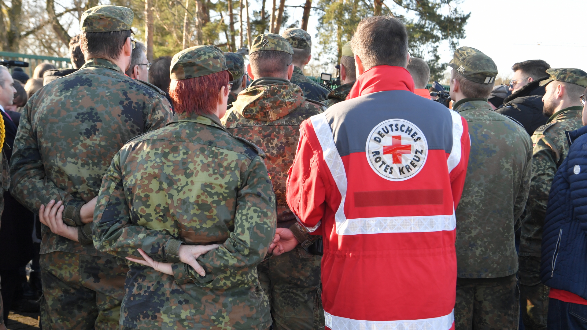 Soldaten und ein Mitarbeiter des Roten Kreuzes | dpa