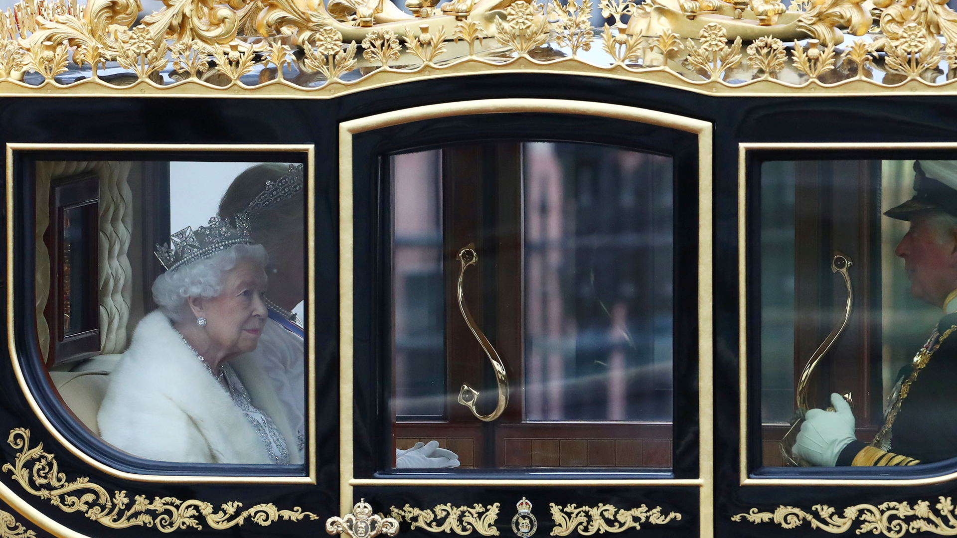 Queen Elizabeth in einer Kutsche | REUTERS