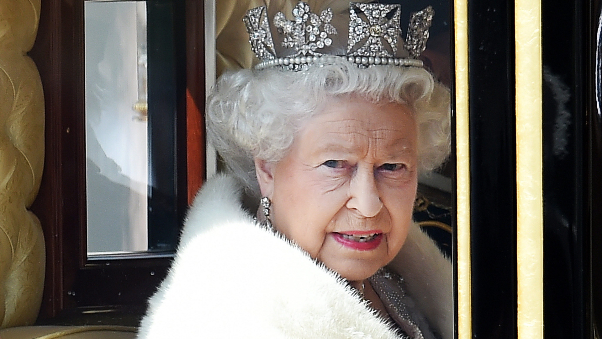 Die damalige Königin Elizabeth II. fährt im Jahr 2015 zur Parlamentseröffnung