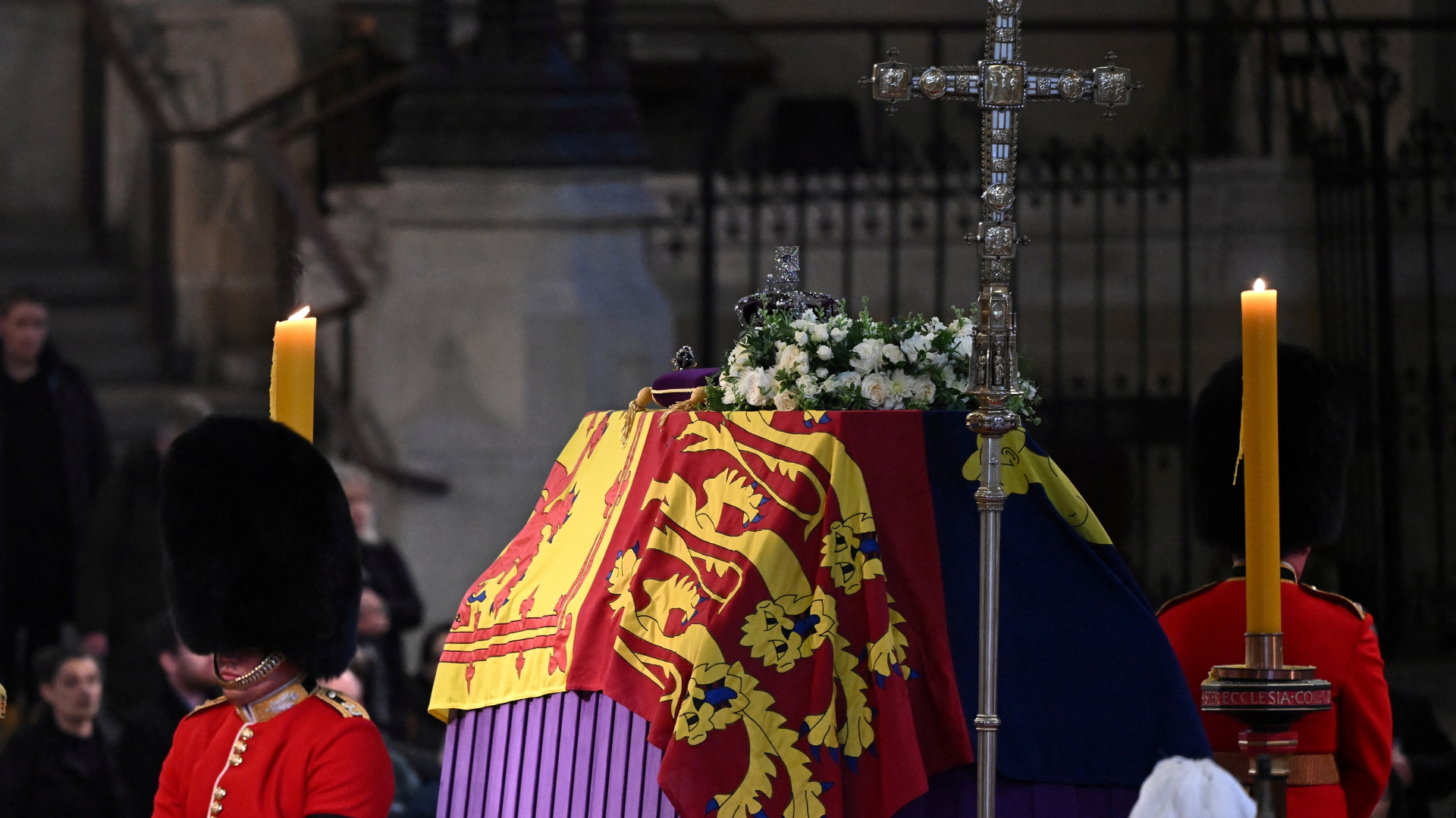 Der Sarg von Queen Elizabeth II: ist in der Westminster Hall aufgebahrt. | via REUTERS