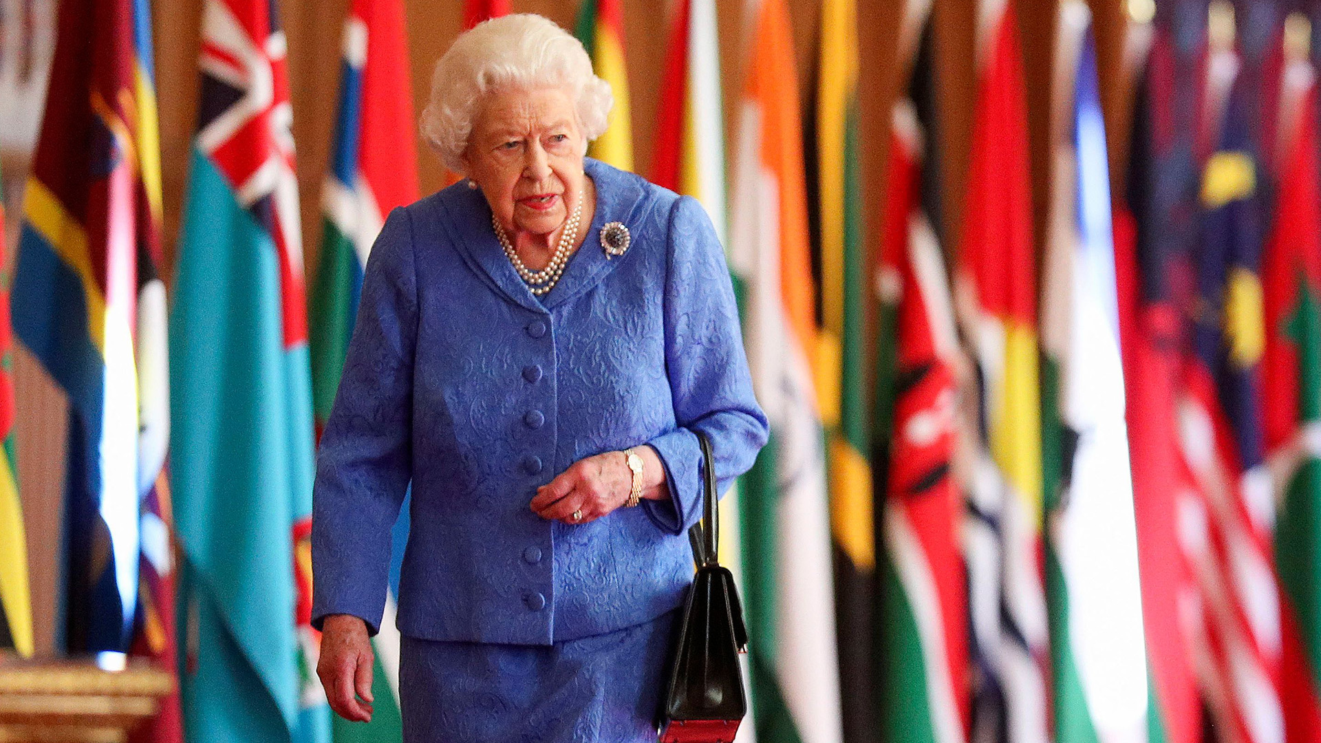 Queen Elizabeth II. vor Flaggen der Commonwealth-Staaten | AFP