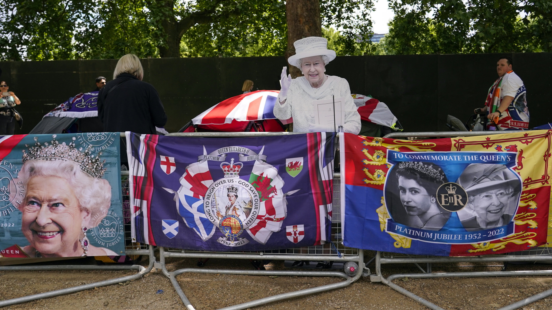 Queen-Fans haben in London Plakate und einen Aufsteller platziert, um das Thronjubiläum von Königin Elisabeth II. zu feiern | AP
