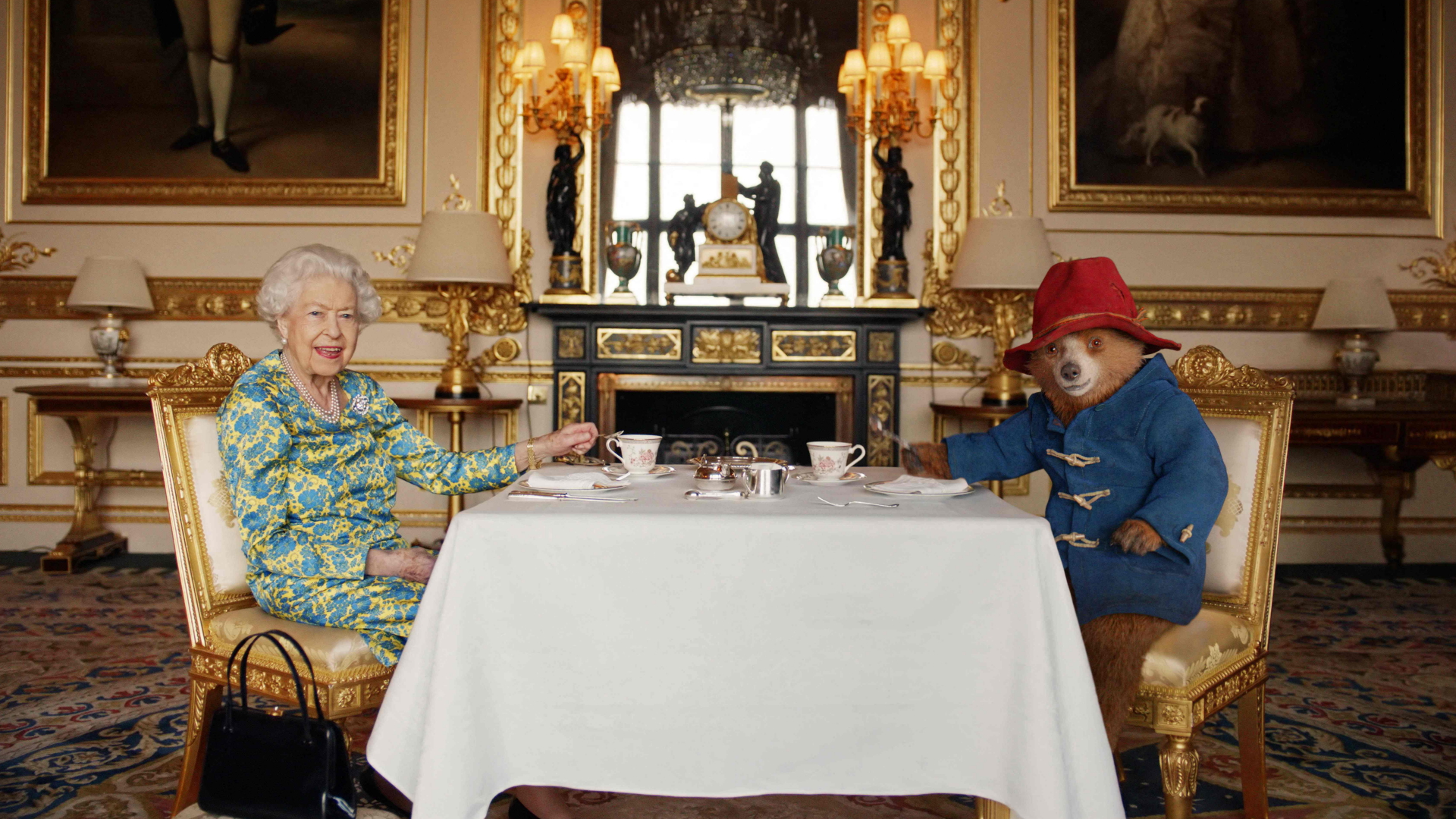 Queen Elizabeth II. trinkt Tee mit Paddington Bear | AFP