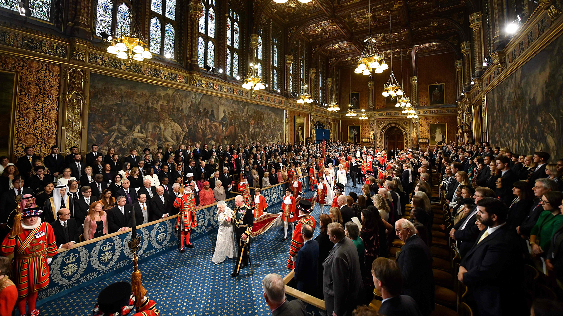 Die Queen und Prinz Charles auf dem Weg ins  Parlament | AFP
