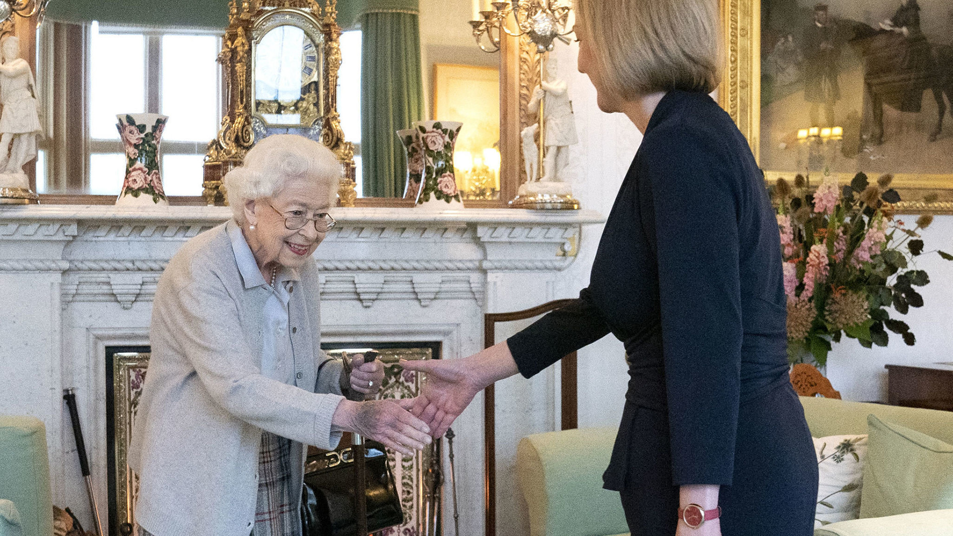 Queen Elizabeth II. und Liz Truss | AP