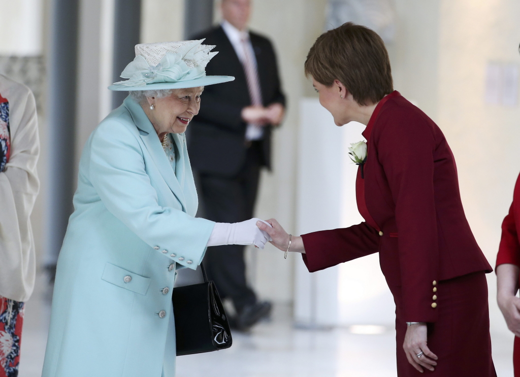 Die Queen und Schottlands erste Ministerin Nicola Sturgeon