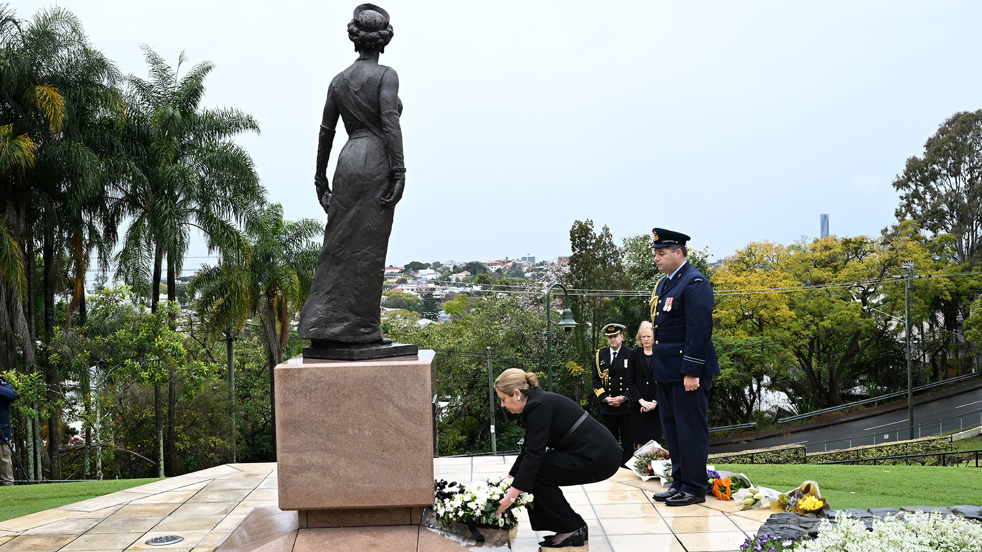 Annastacia Palaszczuk legt einen Blumenkranz am Queen Elizabeth II - Monument Australia am Government House nieder. | dpa