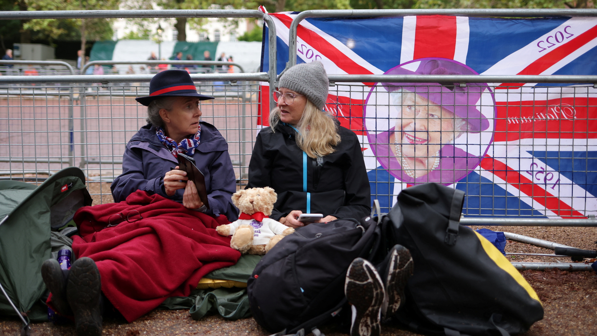 Wartende harren an der Strecke des Trauerzugs in London aus | REUTERS