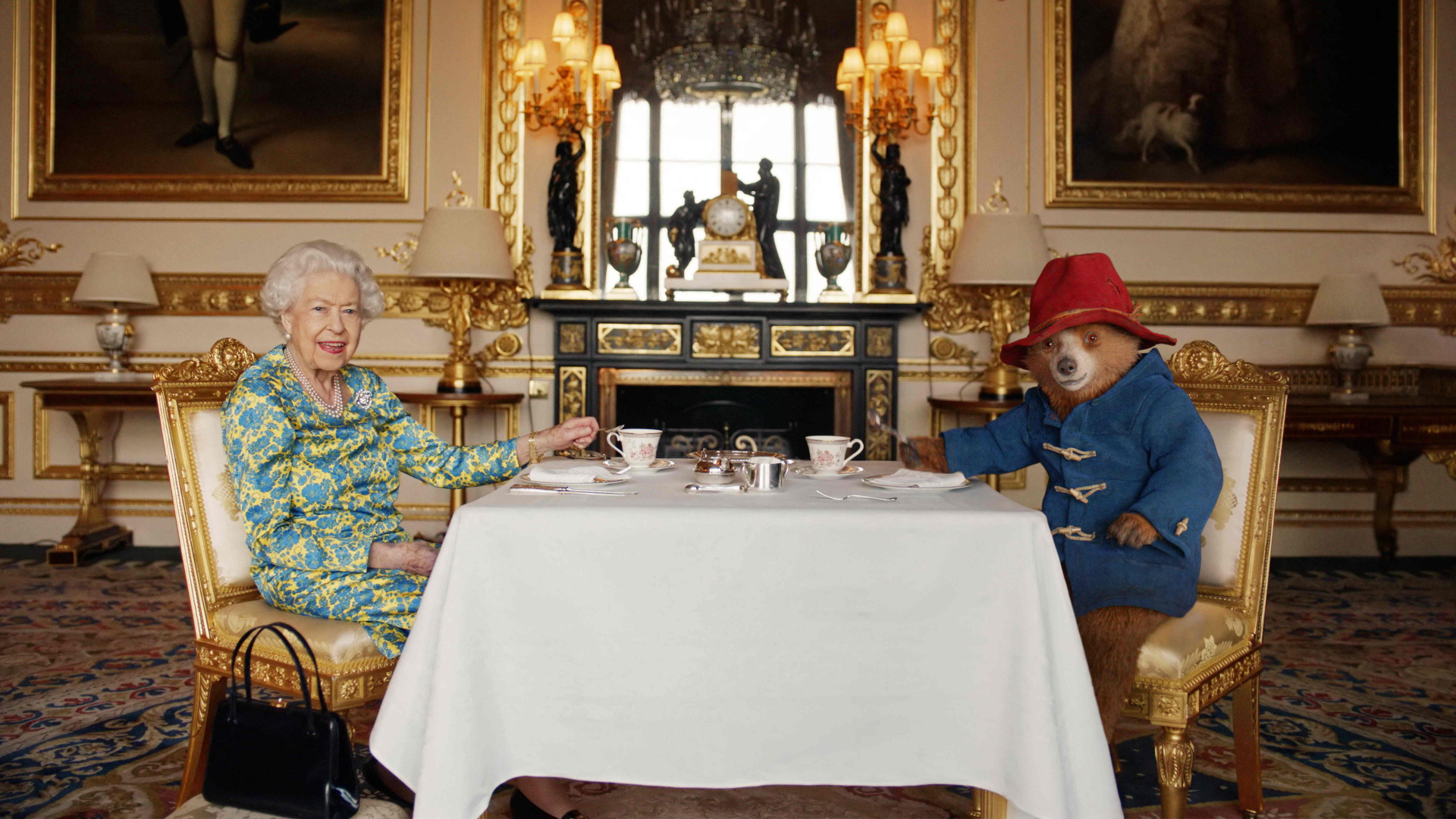 Queen Elizabeth II trinkt Tee mit Paddington Bär (Video 2022) | AFP