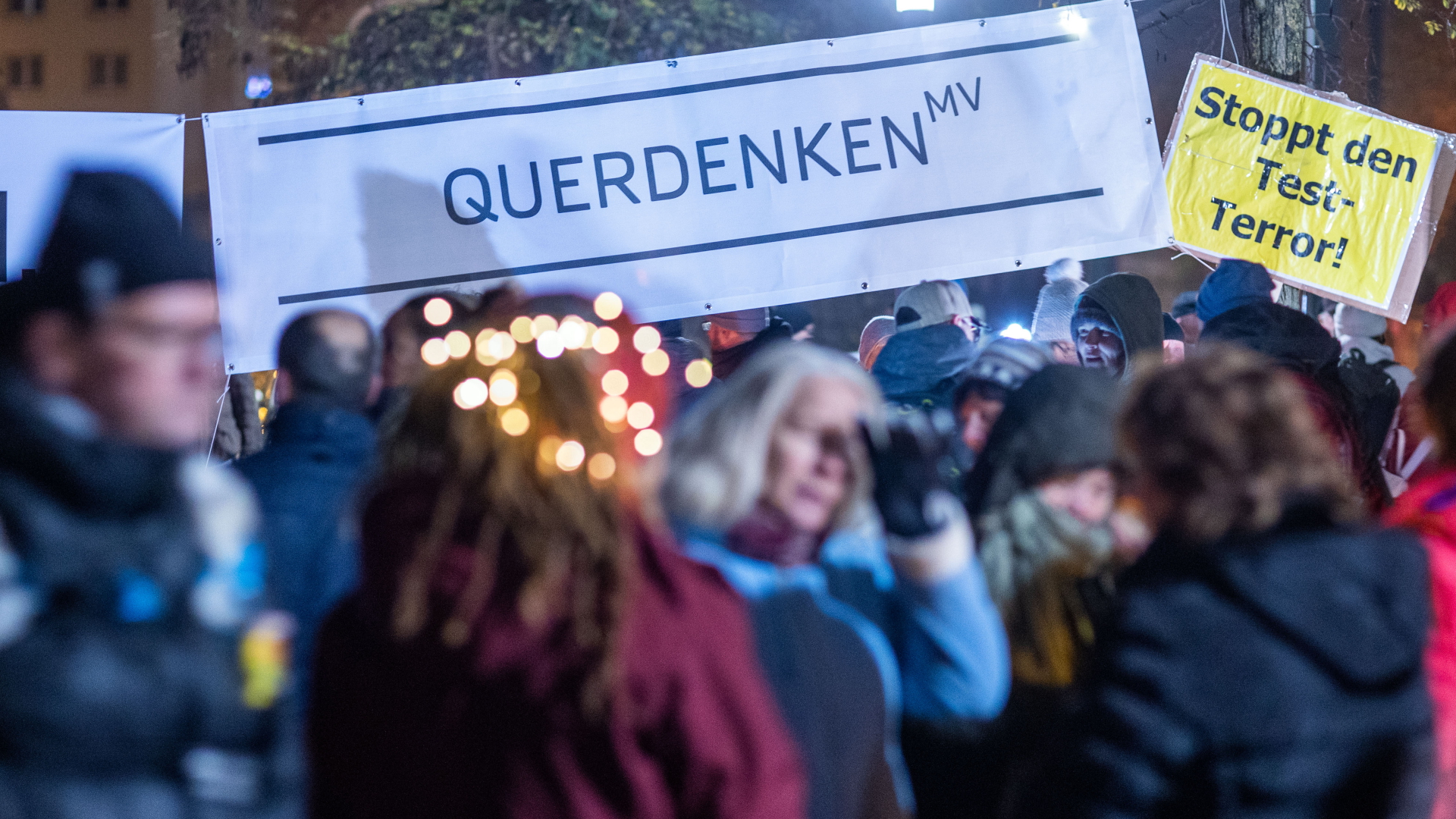 In Schwerin treffen sich Teilnehmer einer Demonstration gegen die Corona-Beschränkungen.  | dpa