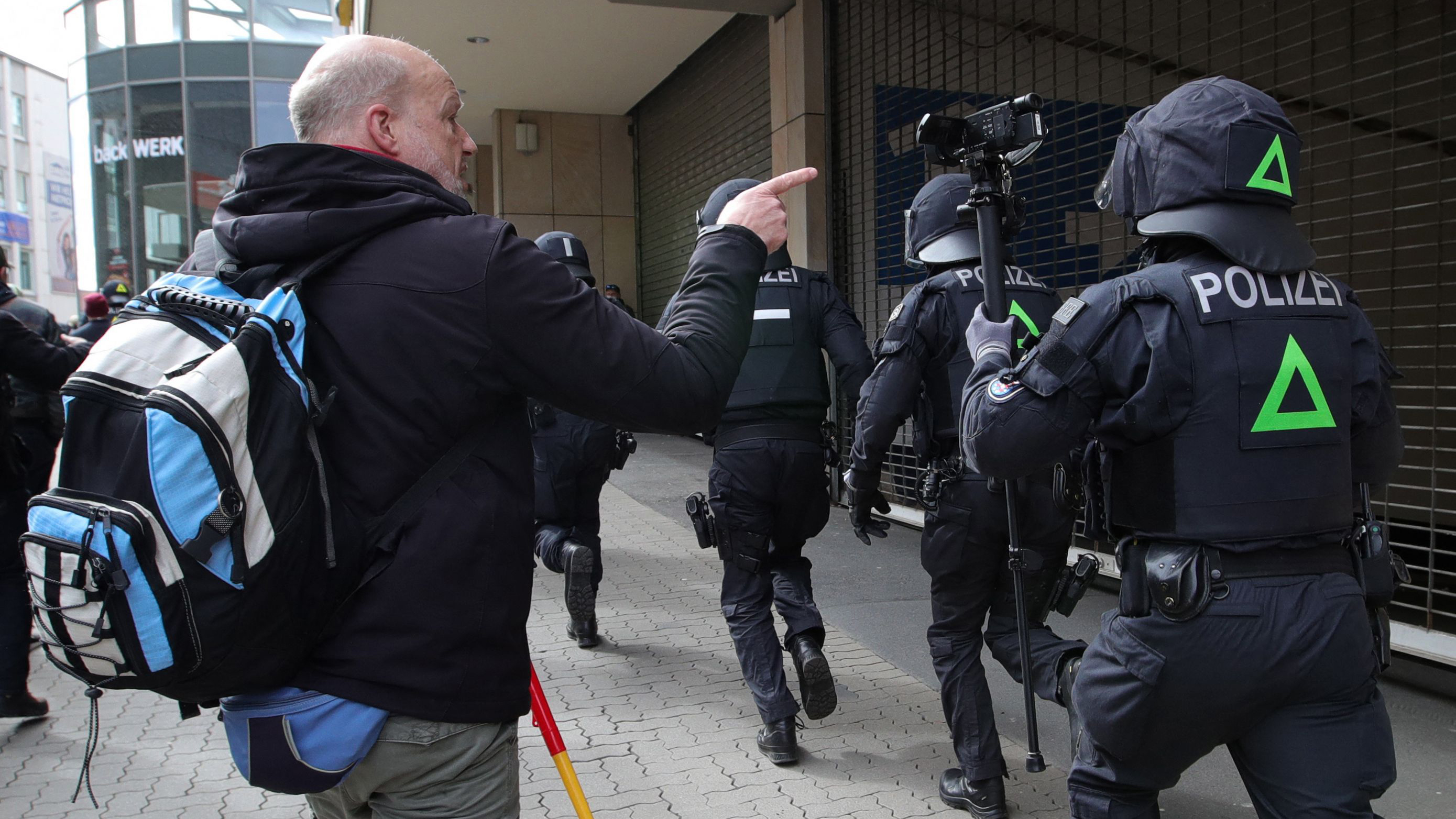 Ein Demonstrant neben Polizisten | AFP