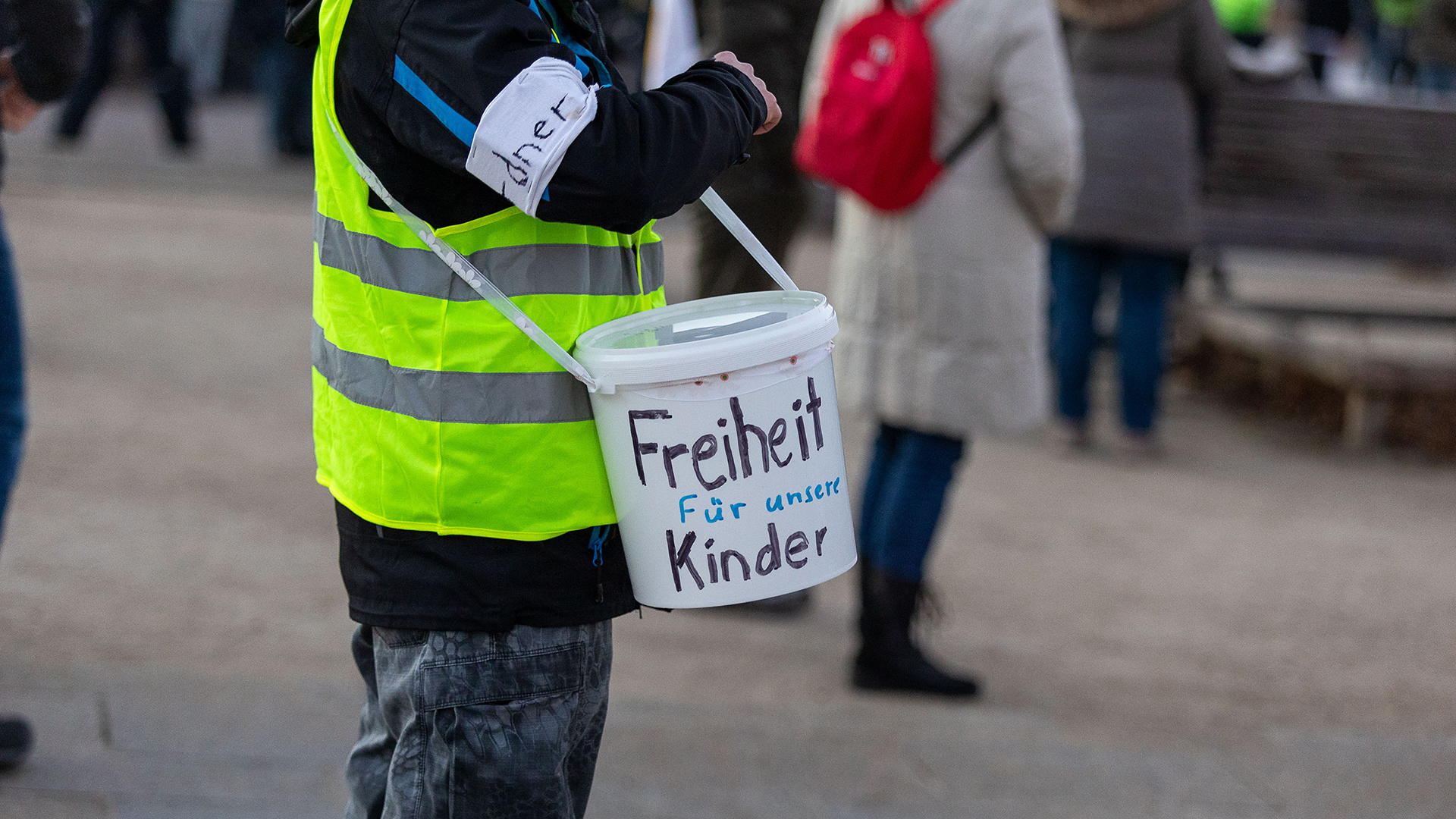 Ein Demonstrant trägt einen Eimer mit der Aufschrift "Freiheit für unsere Kinder". | picture alliance / Eibner-Presse