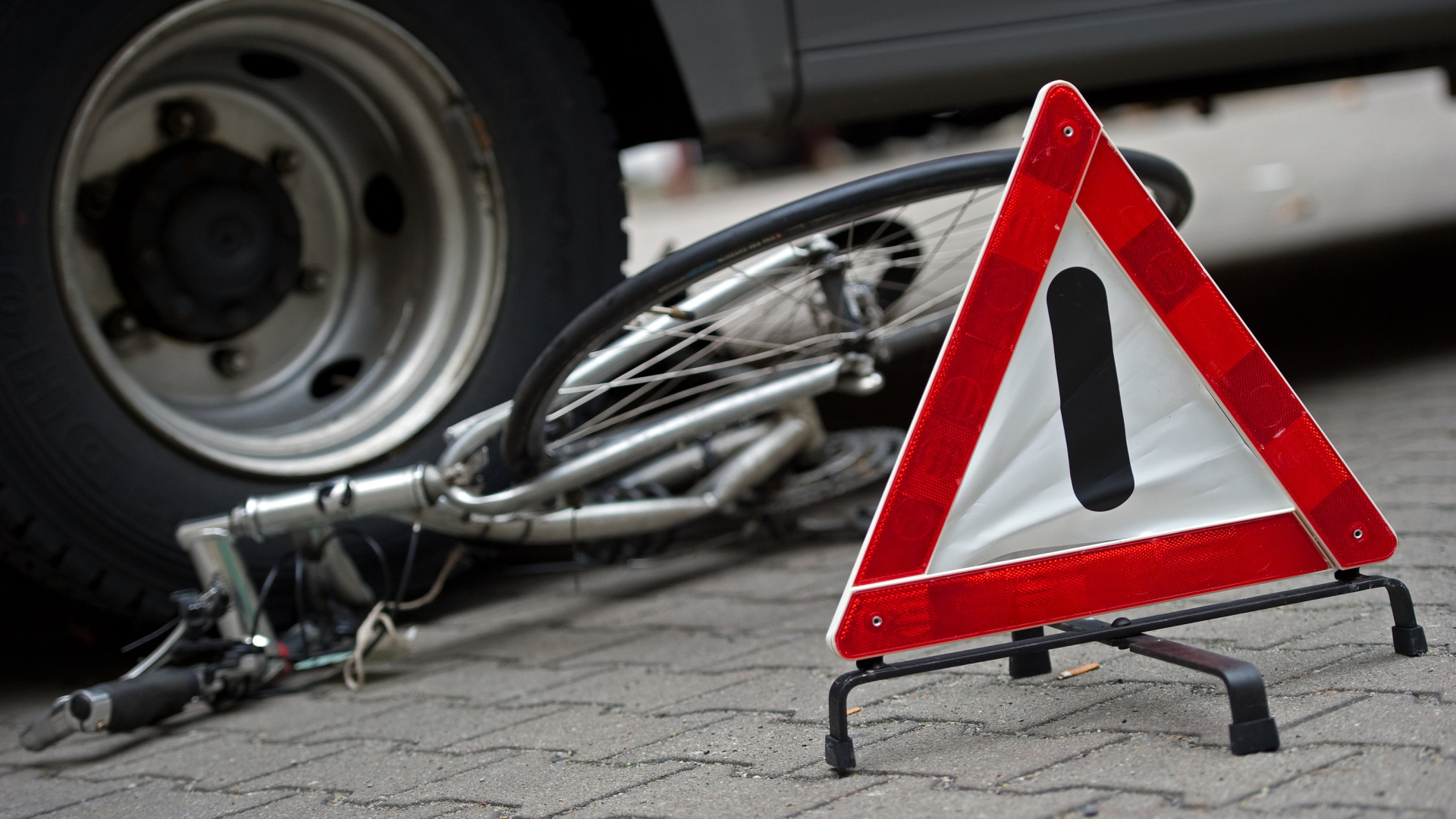 Zertrümmertes Fahrrad unter Lkw-Reifen | Bildquelle: dpa