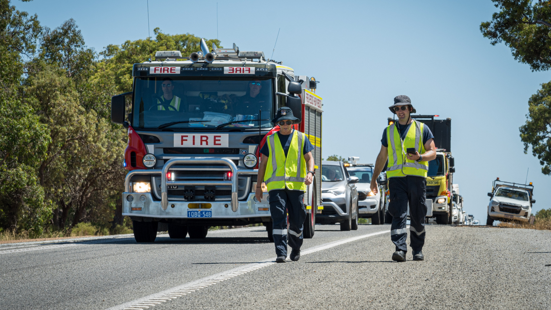Mitarbeiter des Department of Fire and Emergency Services in Westaustralien, die nach einer winzigen radioaktiven Kapsel suchen.