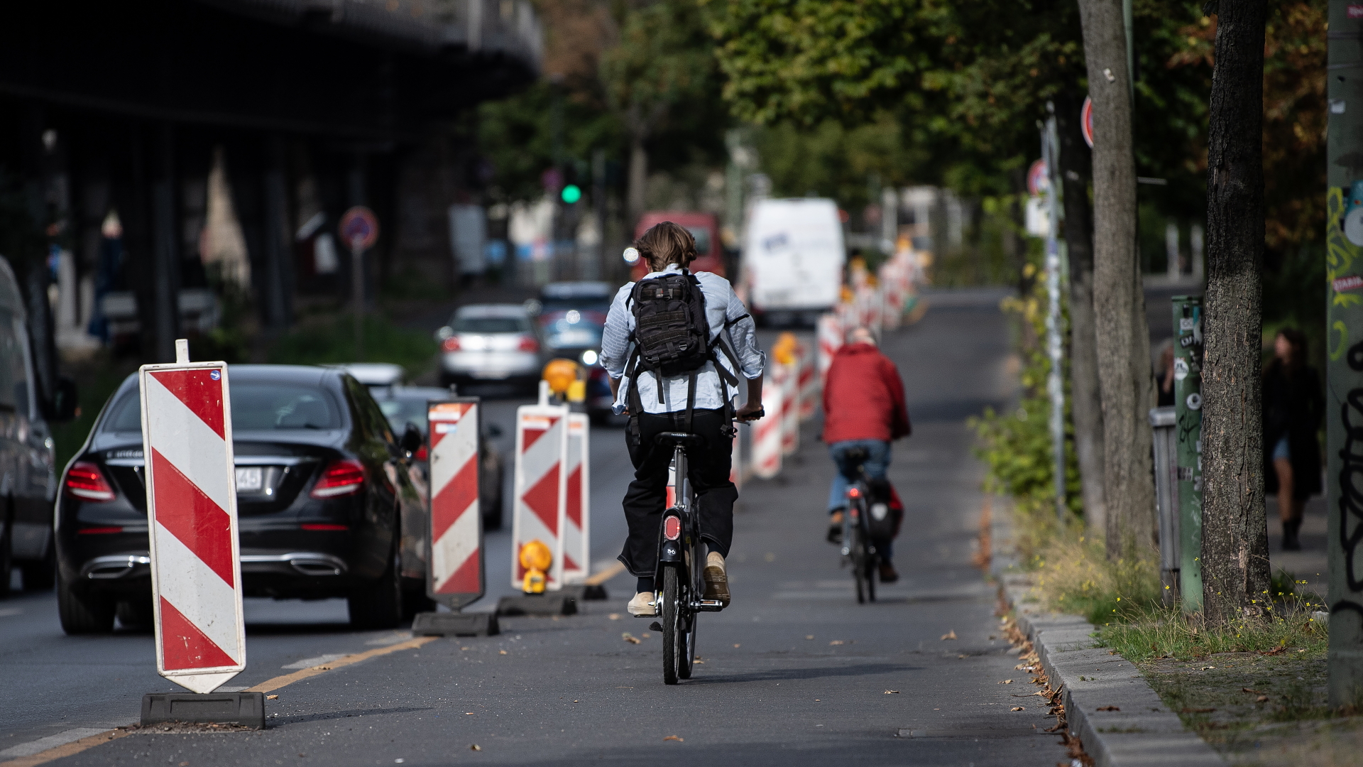 Radfahrer auf einem der "Pop-up-Radwege" in Berlin. | dpa