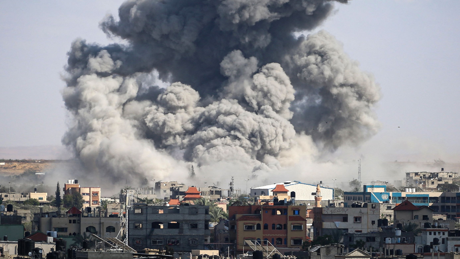 Rauch steigt nach Beschuss in Rafah auf