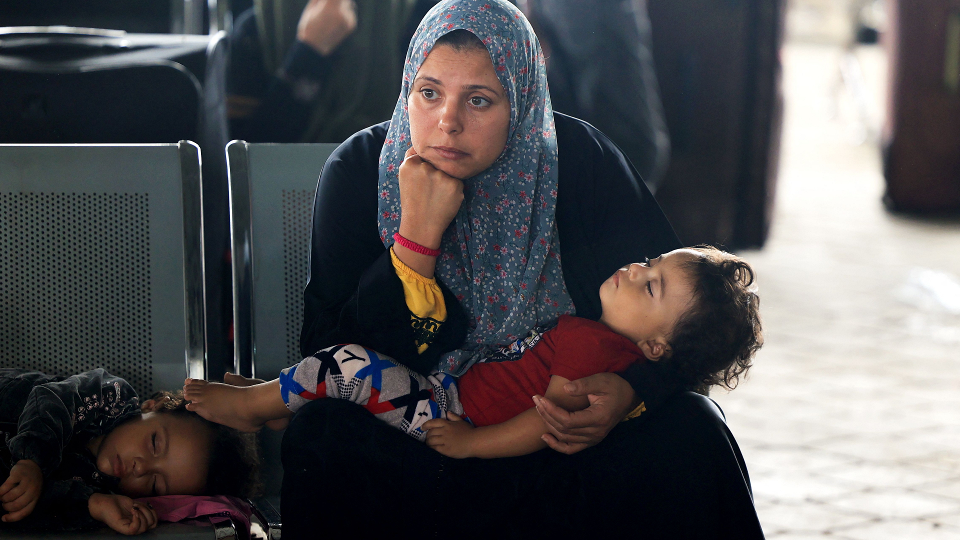 Eine Mutter wartet mit ihren Kindern im Gazastreifen an der Rafah-Grenze zu Ägypten.