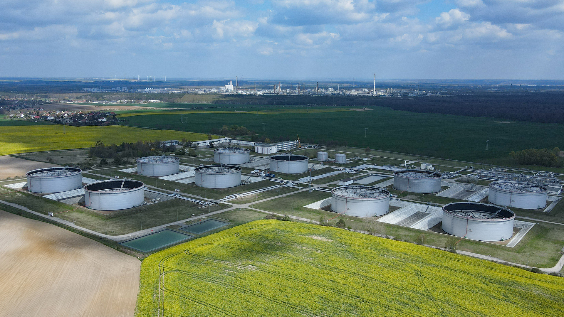 Eine Luftaufnahme mit einer Drohne zeigt Behälter für Rohöl auf dem Gelände einer Raffinerie in Schwedt (Brandenburg). | dpa