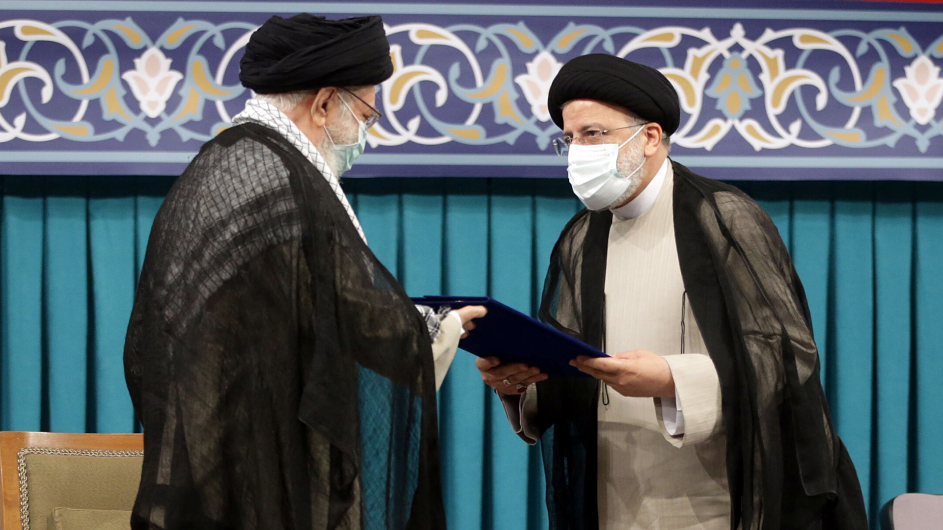 Ebrahim Raisi übernimmt von Ayatollah Ali Chamenei seine Ernennungsurkunde als Irans Präsident. | VIA REUTERS