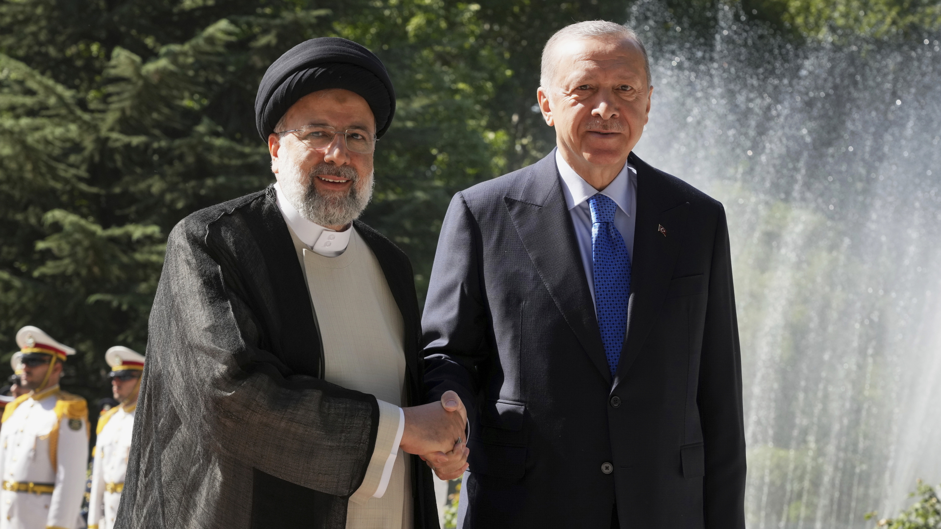 Ebrahim Raisi (r), Präsident des Iran, bei der Begrüßung von Tayyip Erdogan, Präsident der Türkei | dpa